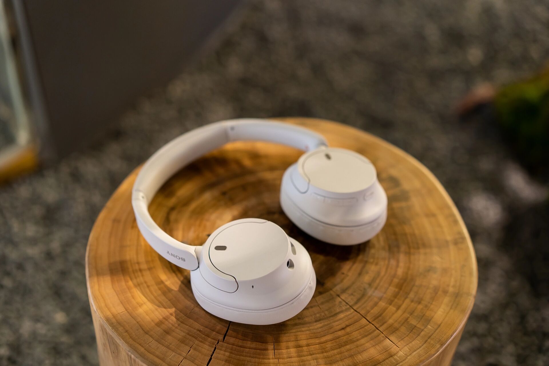 wh-1000xm5作为索尼头戴旗舰系列的最新一代,把它称为头戴降噪耳机中