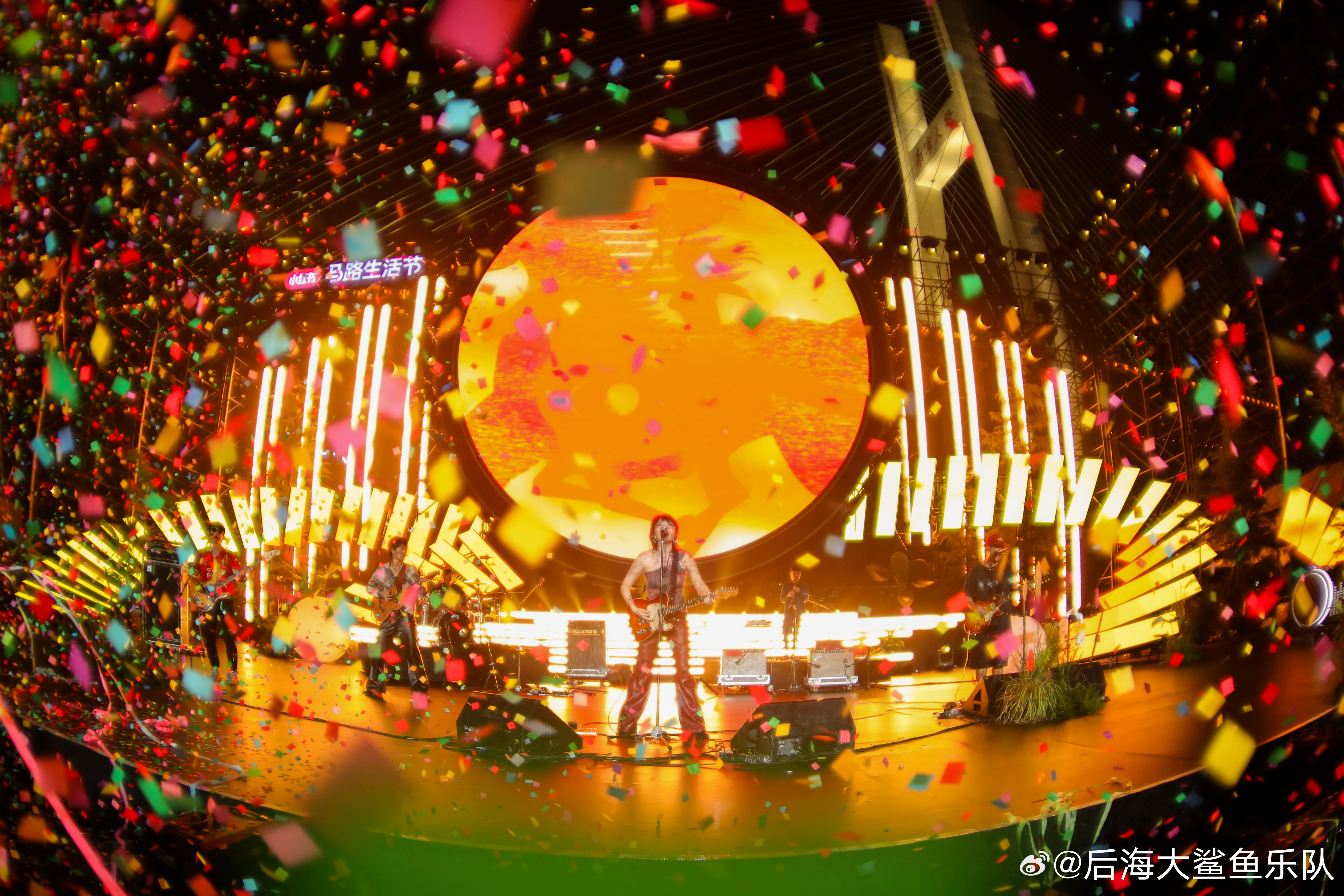 缤纷的彩带跟着心要野的旋律漫天飞舞的时候,心里真开