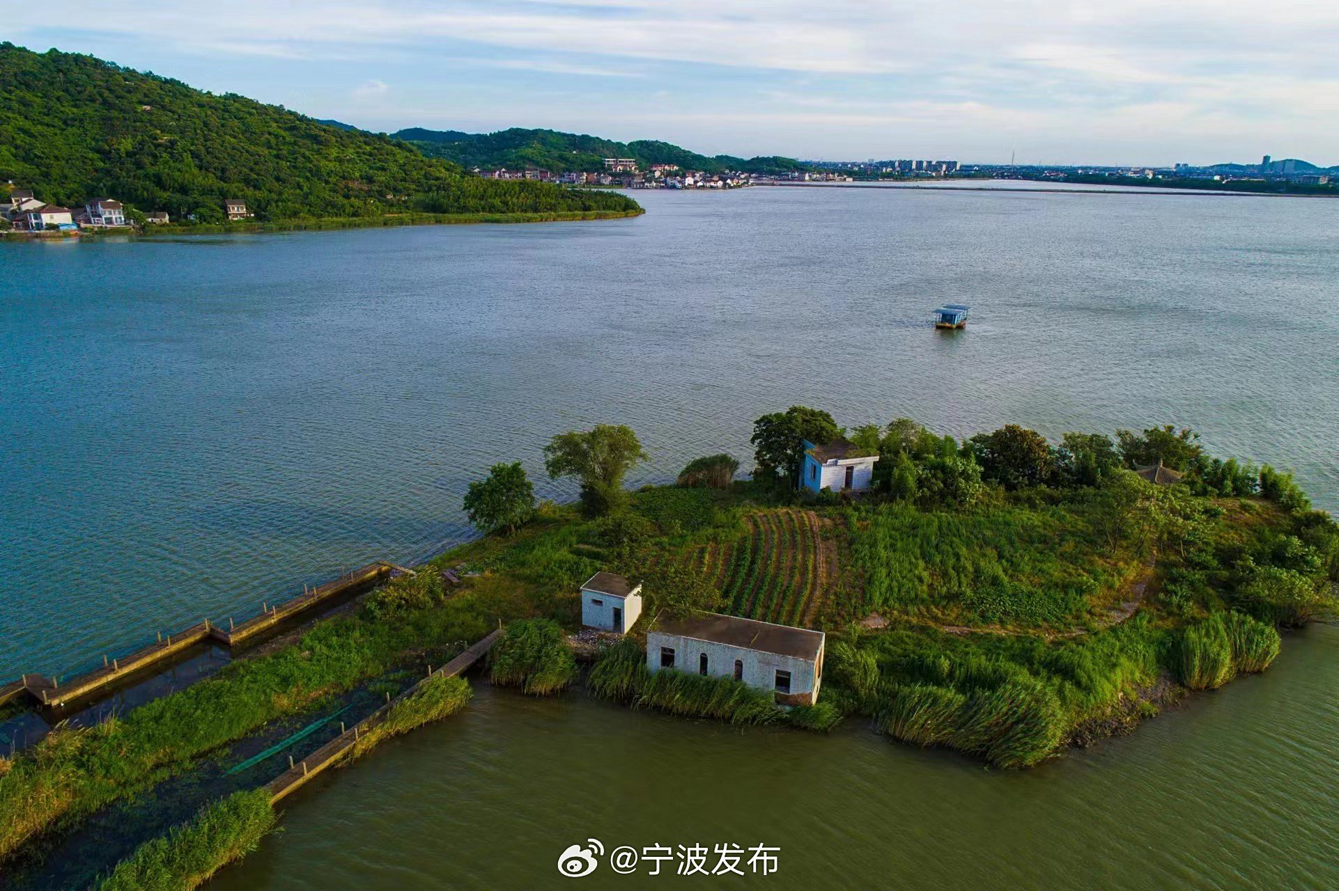 今天傍晚,宁波发布特约摄影师成文波用镜头拍下了慈溪杜湖,这里的风景