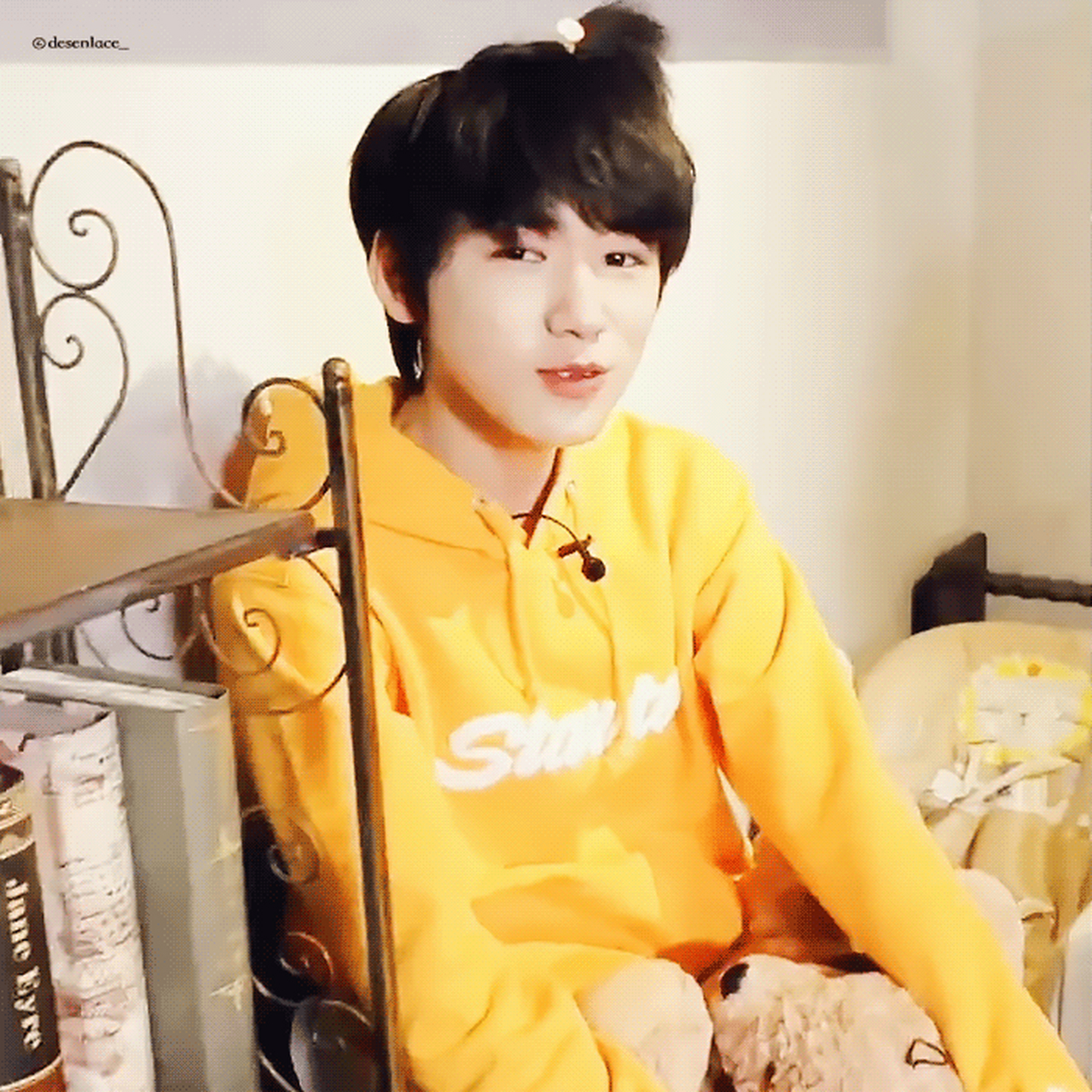 能感觉到小宋是真的很喜欢这个发型!#宋亚轩苹果头上班路透