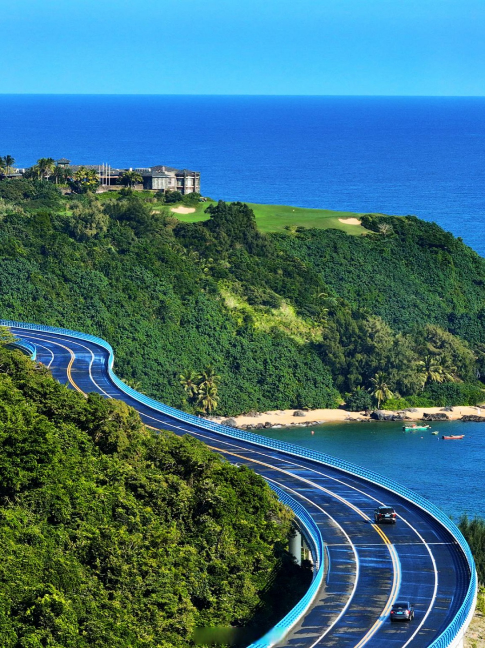 海南环岛旅游公路全长988公里,一路串联12个沿海市县,沿途经过约9类84
