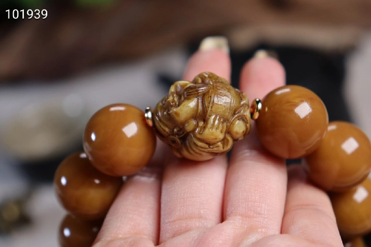 龙涎香"灰琥珀"圆珠手链,搭配老灵骨财神,虬角跑环,纹路自然!
