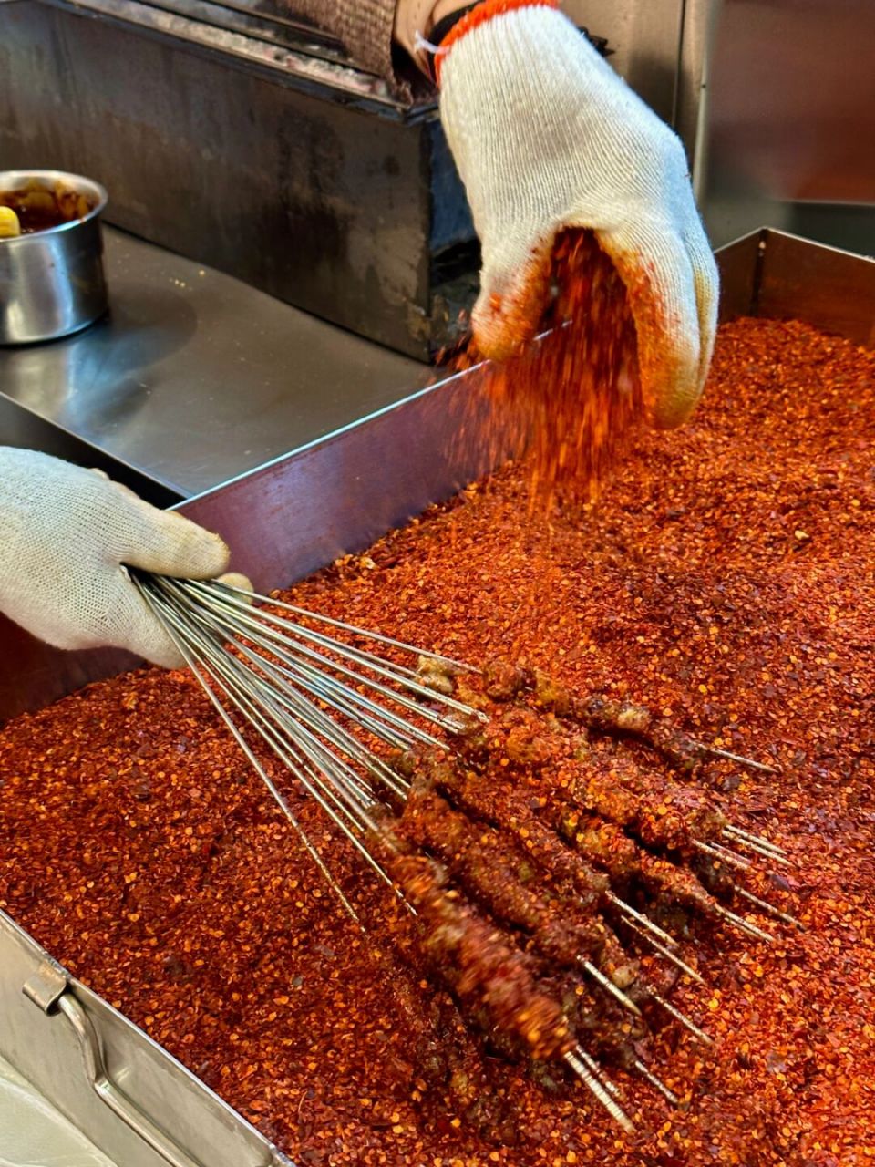 辣椒堆里打滚的兰州辣子烤肉! #本地人爱吃的店# 一边嘶哈一边吃!