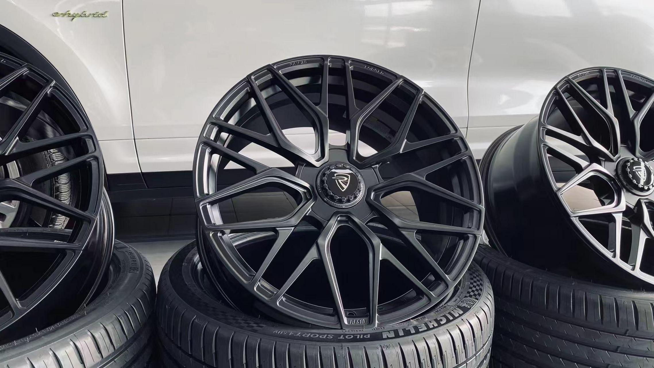 保时捷卡宴   (新款) 原车轮胎:255/55/r18 改变成 改装轮毂(锻造)295