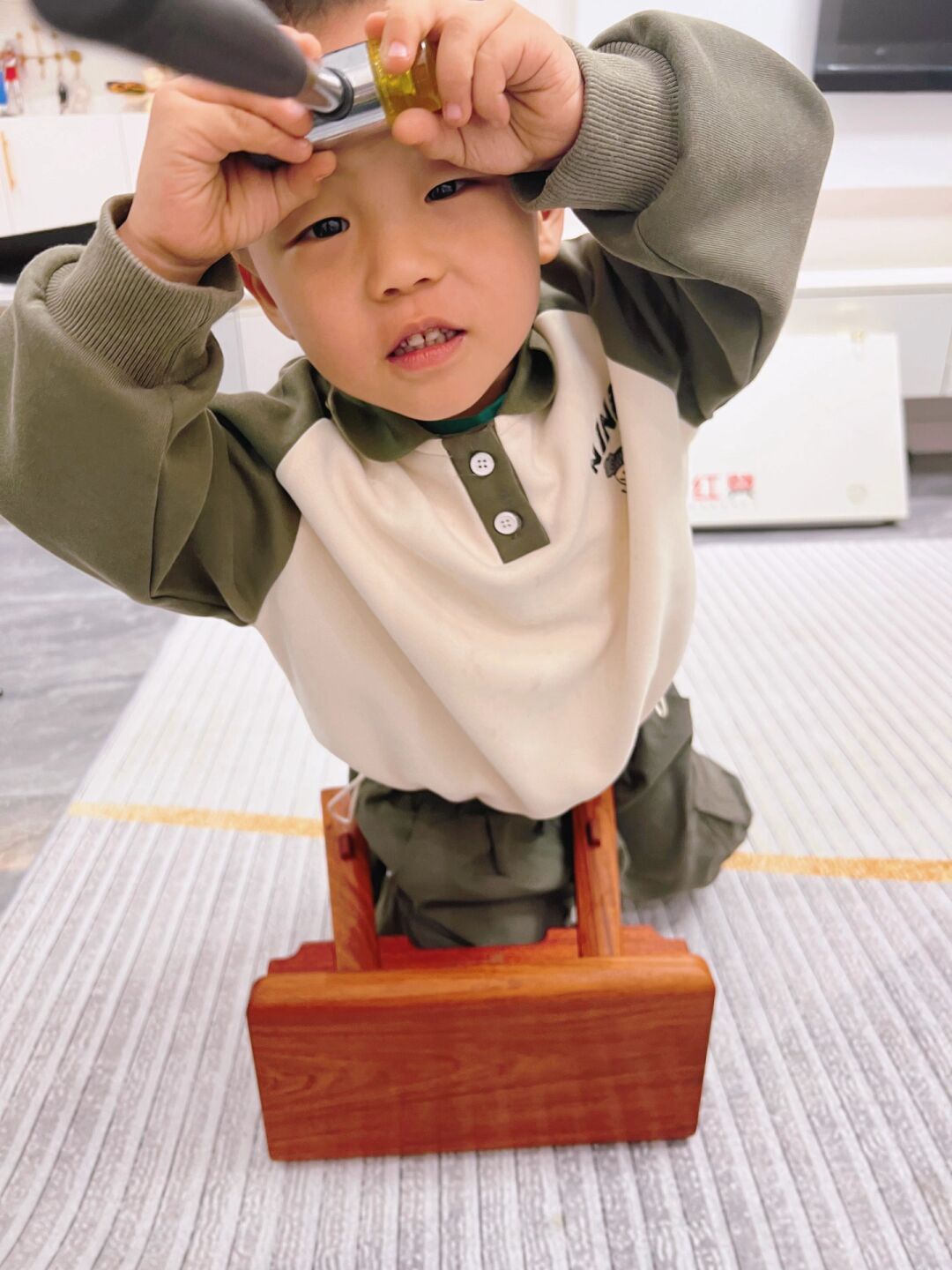 这个小红凳是花梨红