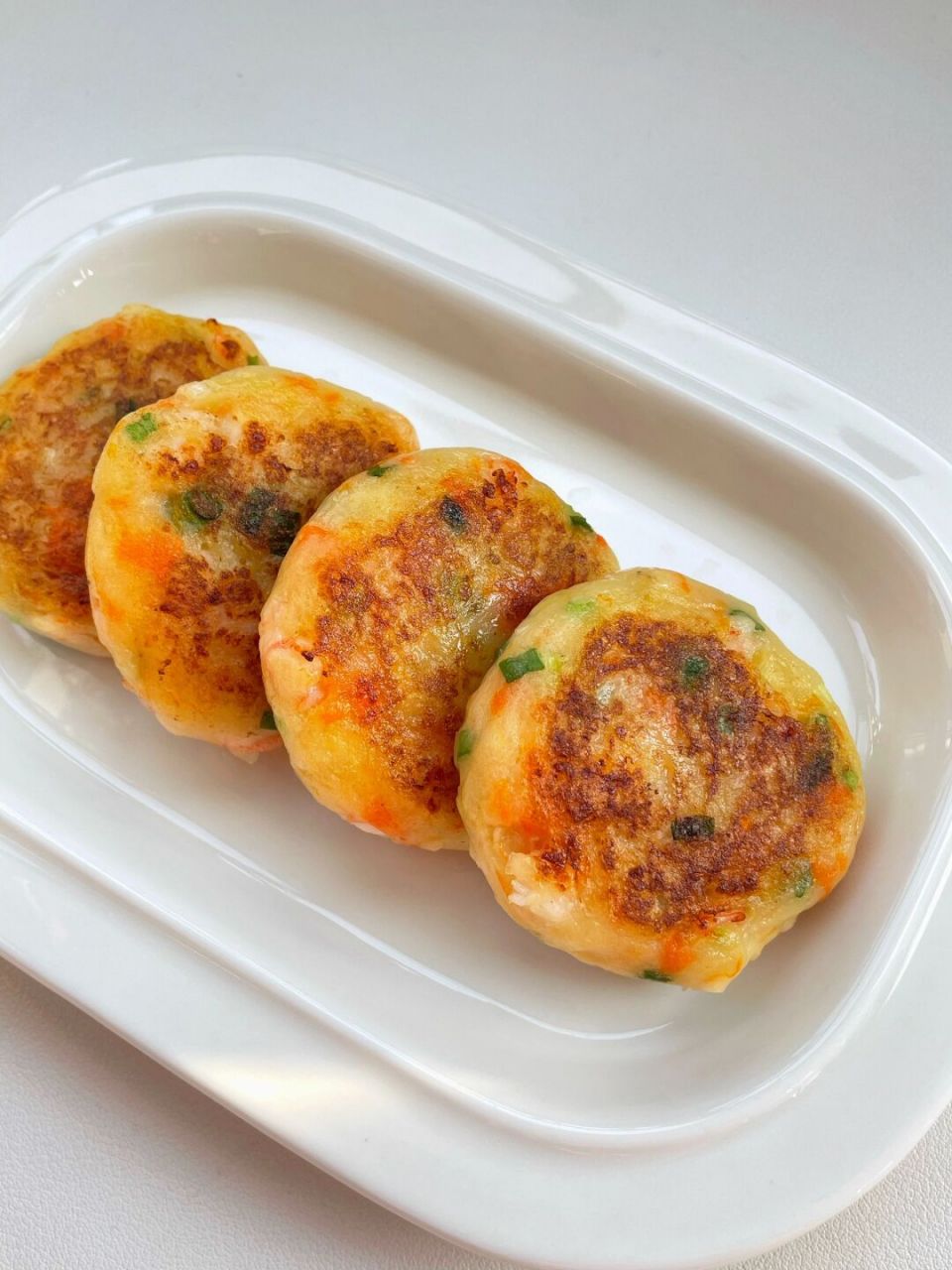 10m 宝宝辅食|土豆鲜虾饼,鲜香软糯~ 多给宝宝引进手指食物可以有效