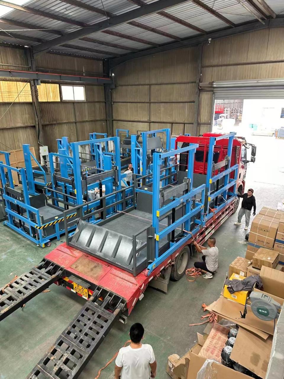 两台三吨卸货平台装车走起液压升降平台 装卸货神器 卸料平台 可升降