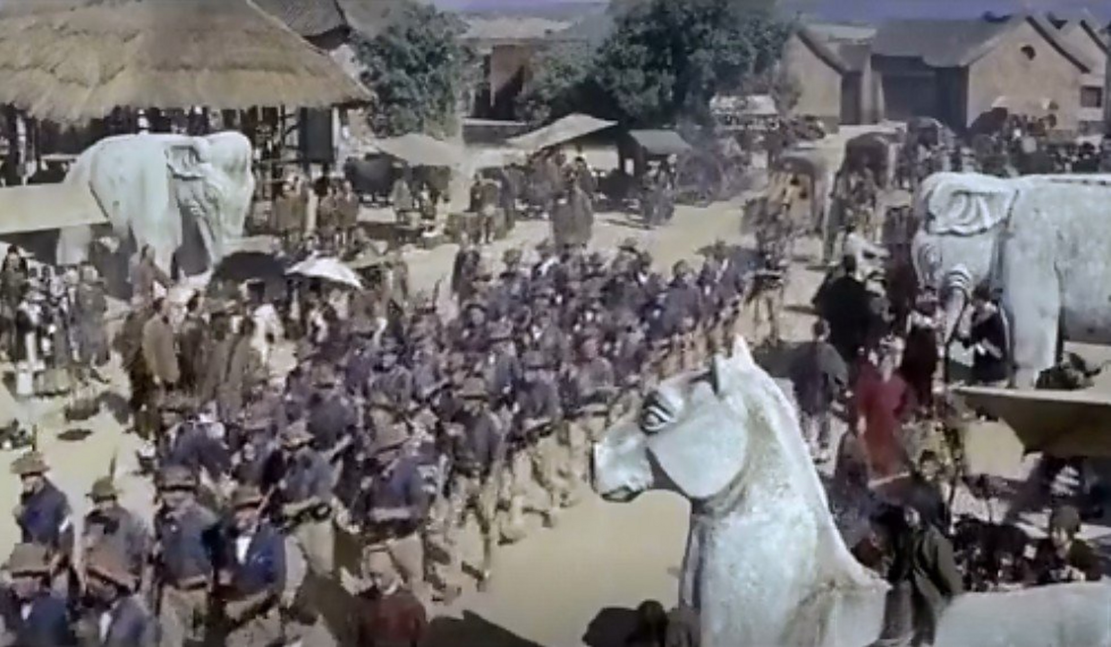 见过最扯的美国"历史"电影-《北京55日》.