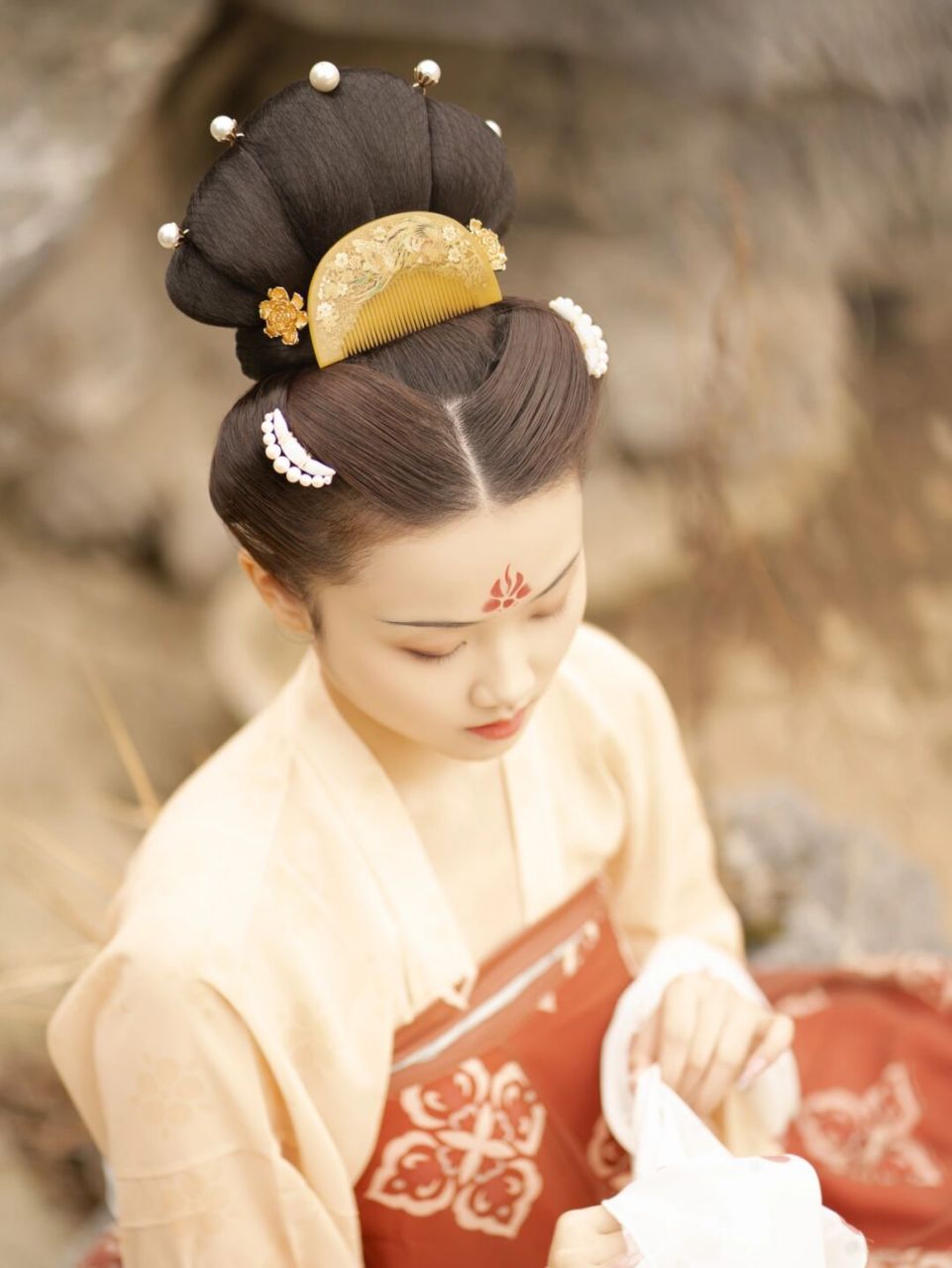 云髻—云朵状的高髻,《捣练图》中的妇人也是梳着这样的发式.