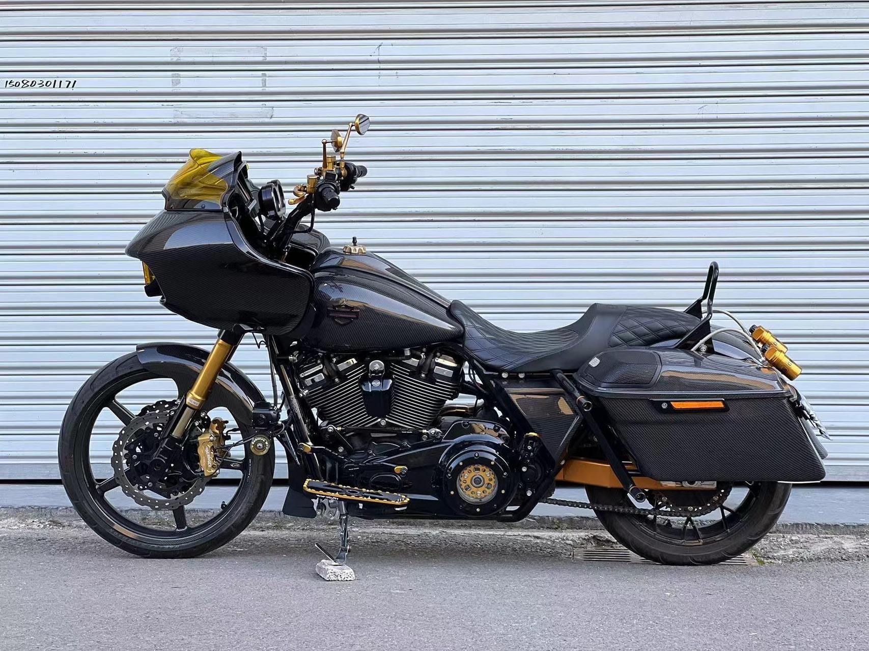 2020年哈雷公路滑翔定制   改装清单如下: roadglide  全車dtf碳纖維