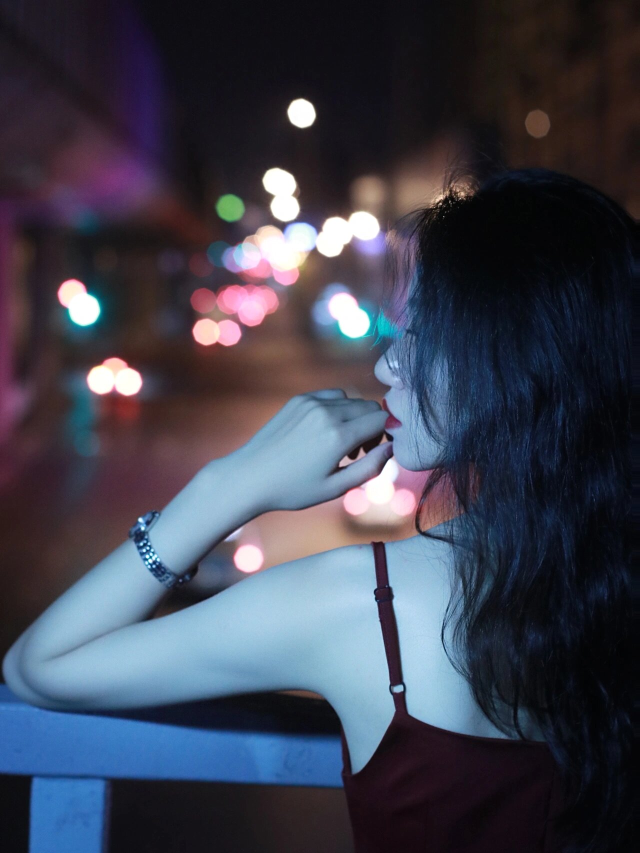 在城市里,夜晚其实是一天中很"有感觉"的一个时间段,天桥上的路灯