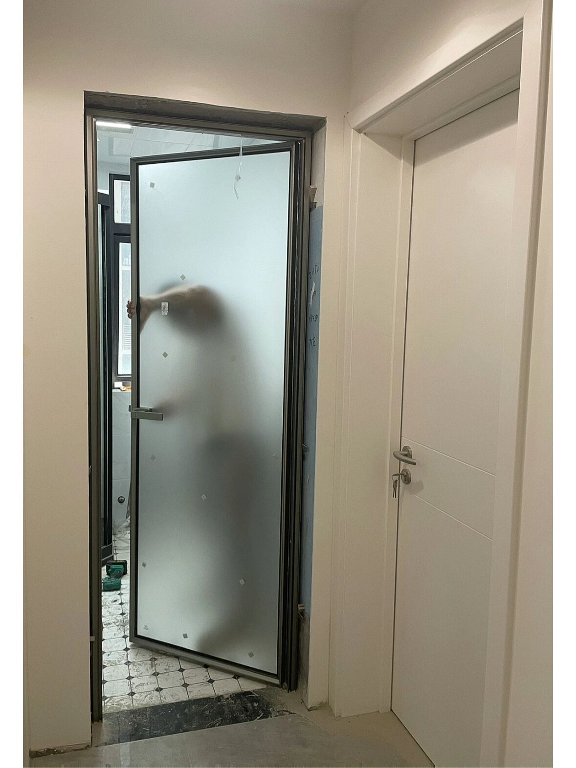 卫生间超白油砂玻璃门太好看了 本来以为安装翻车了,其实并没有!