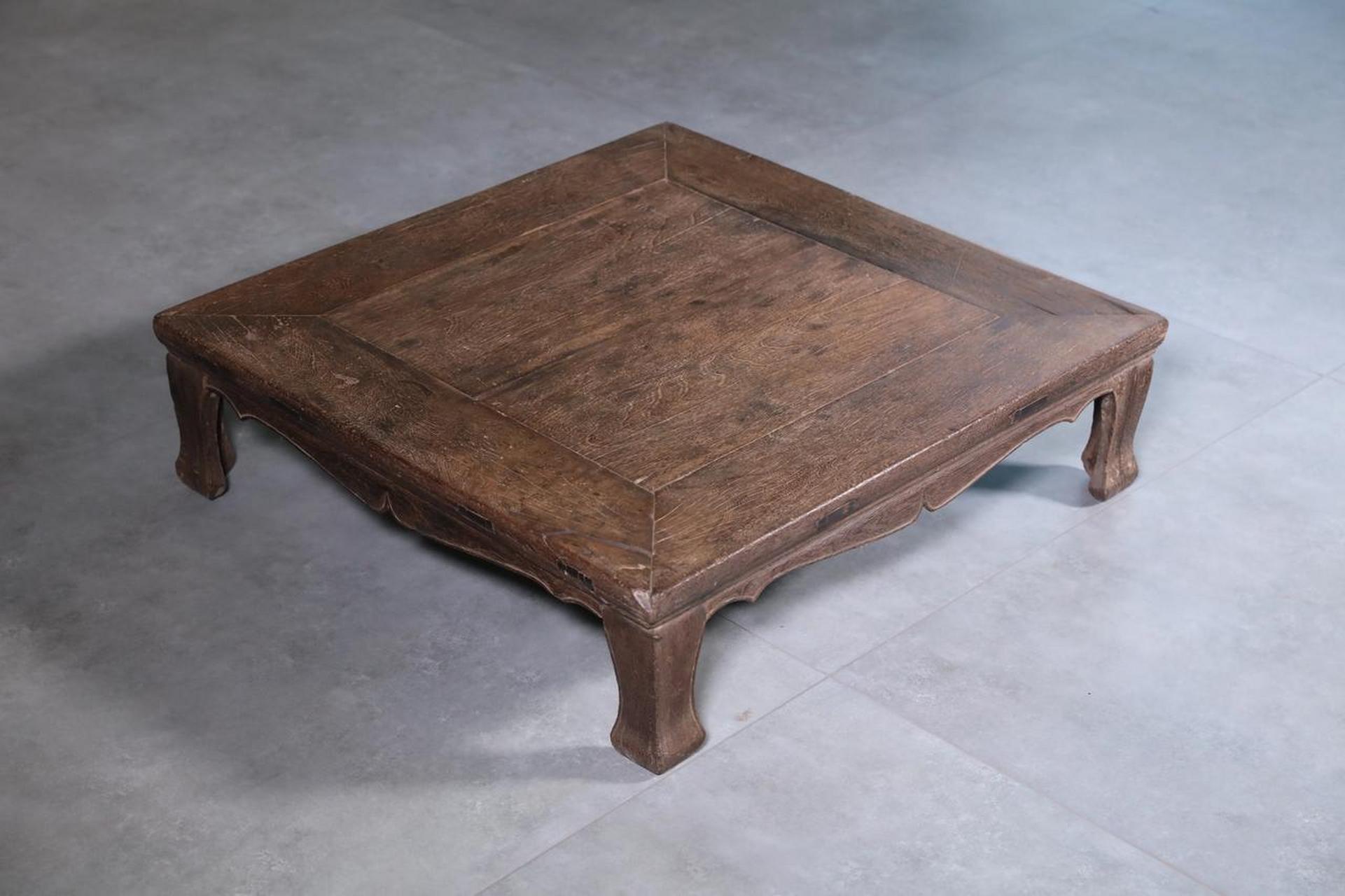 明代铁力炕桌, 尺寸:长70,宽70,高20 此器交接腿,器型方正规矩,曲线