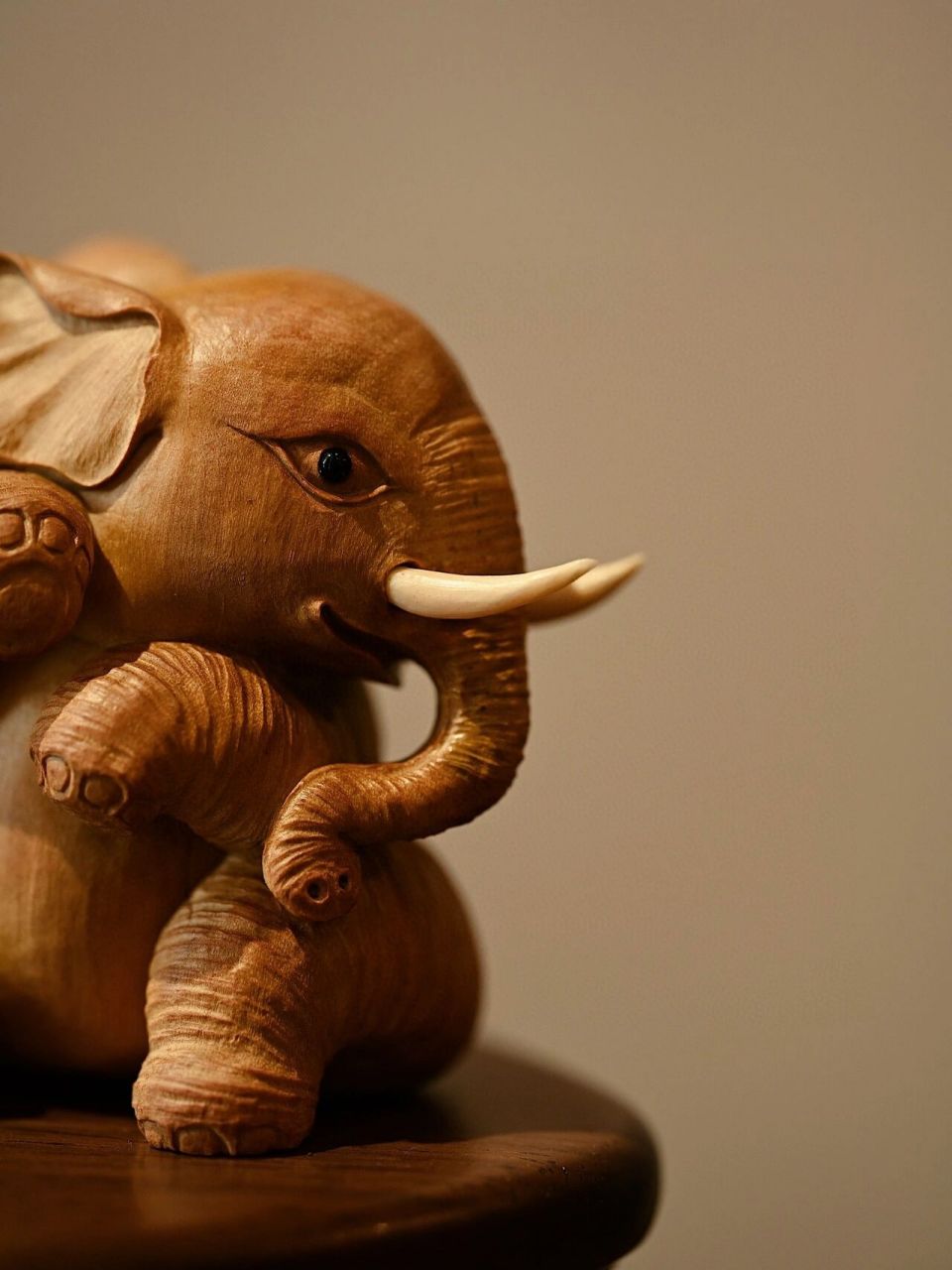 老山檀"喜象" 设形构思巧妙,造型生动可爱,憨态可掬,大耳如扇,长牙卷