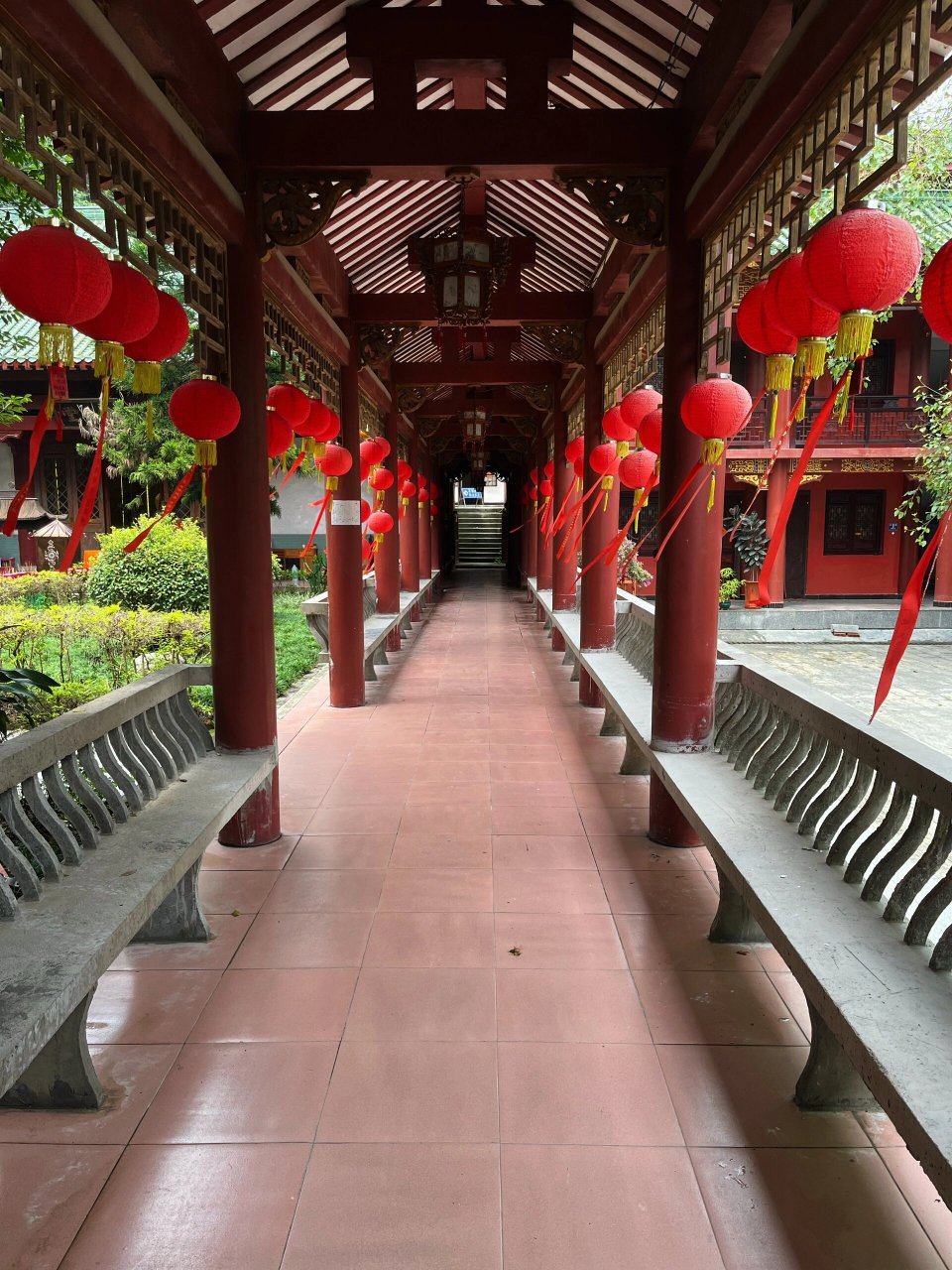记录下此刻  六祖寺位于广东省肇庆市四会贞山风景旅游区内,原寺
