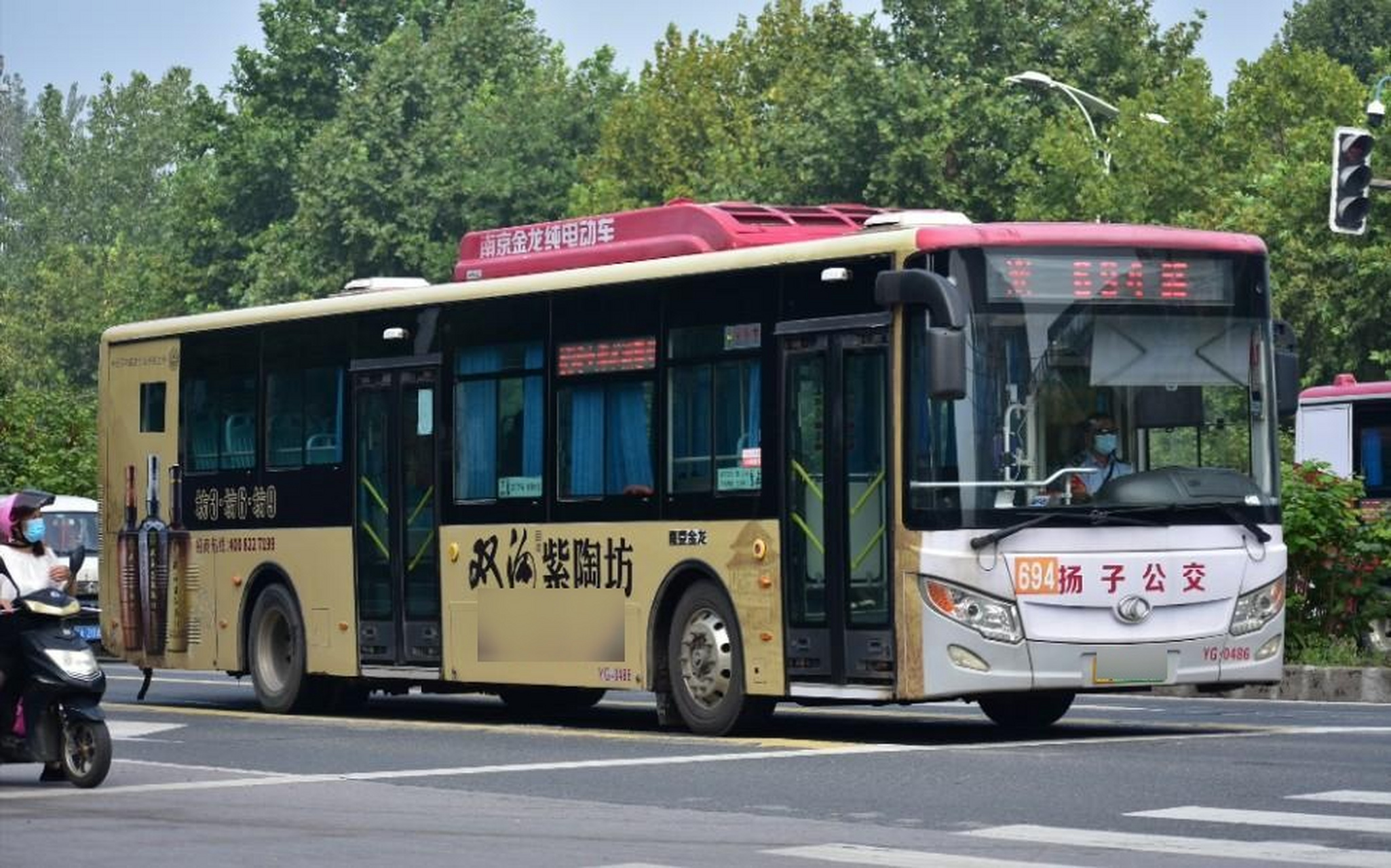 南京下线的两款纯电动公交车.