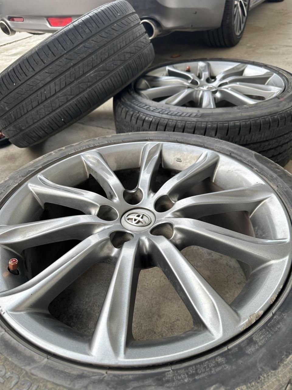 18寸丰田锐志原厂轮毂轮胎 成色很好急出一套 孔距5*114.