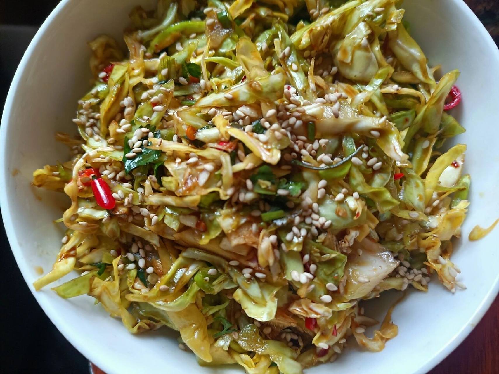 新鲜包菜切成丝 2.加点盐拌匀(十分钟左右),后加水冲洗干净. 3.