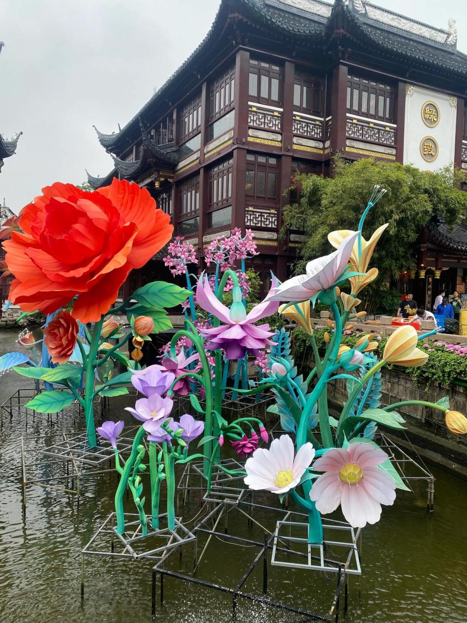 石家锦幛依然在,闲倚狂风夜不收.  ———《蔷薇花》