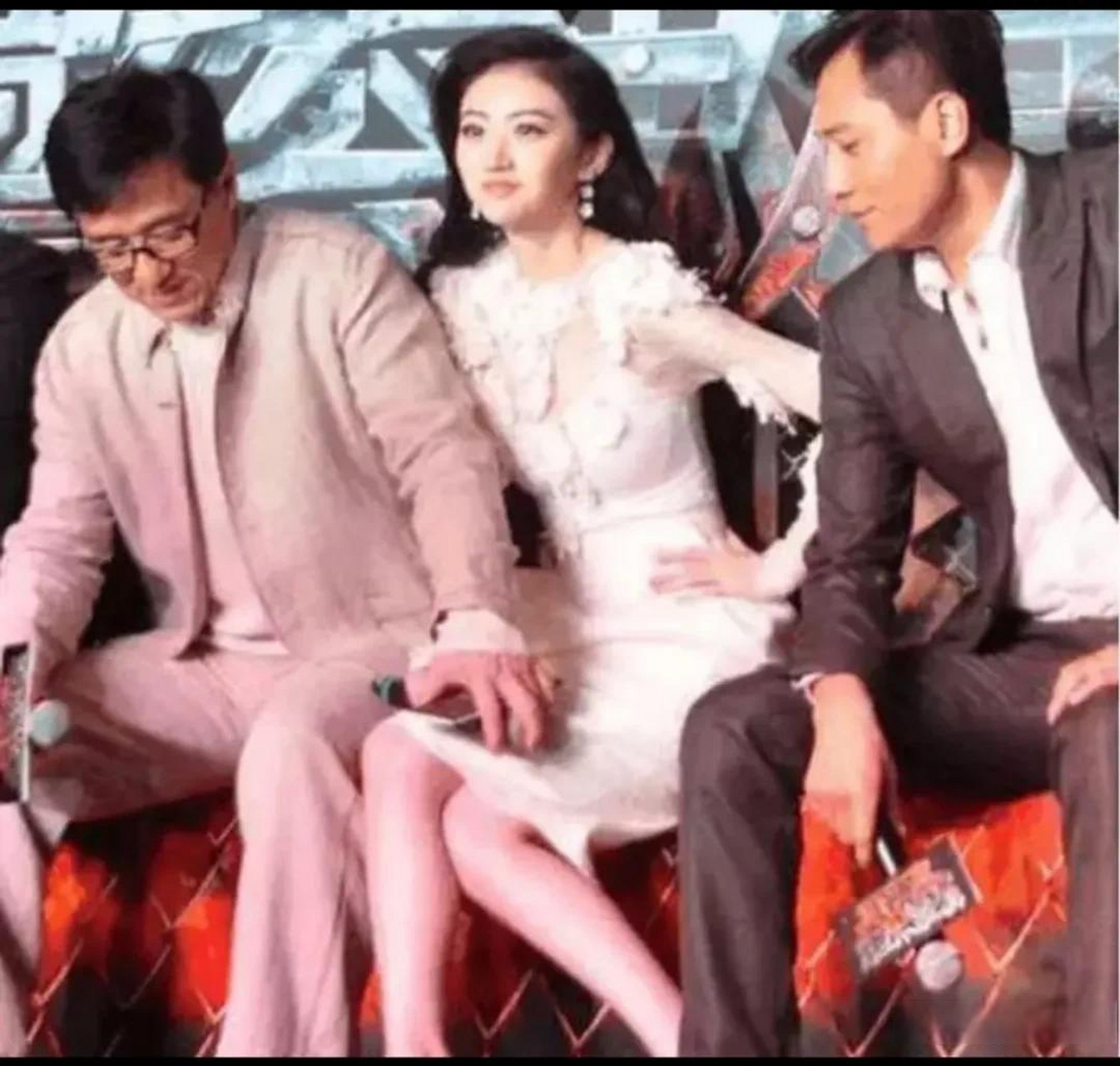 成龙把手放景甜大腿上了,景甜为何像个没事人似的?  大家众说纷纭.