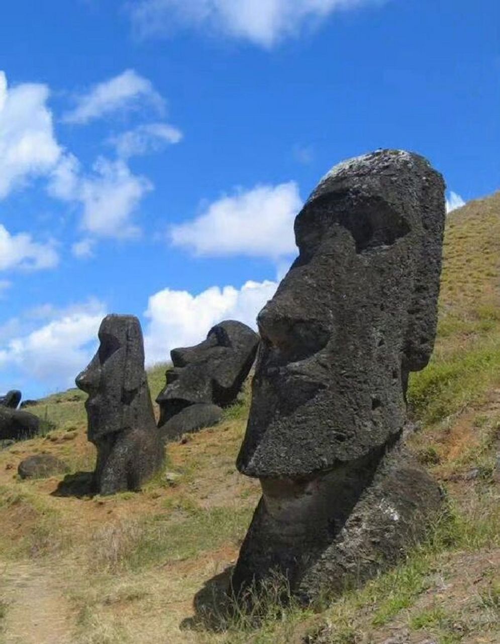 复活岛神秘巨石像,居然有"下半身"?