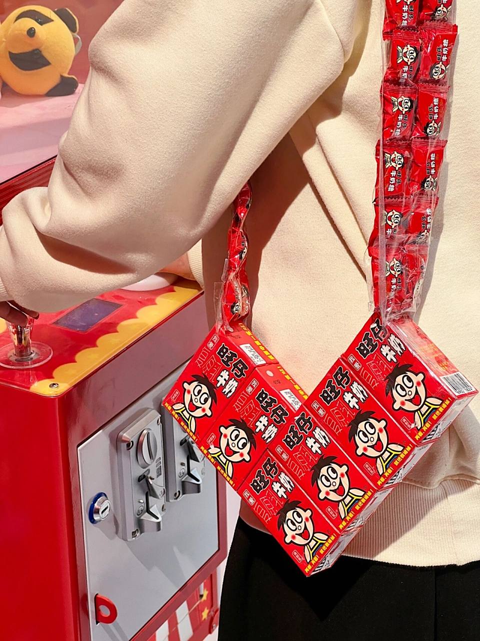 仔仔教大家用旺仔牛奶和旺仔牛奶糖做一个可爱的爱心7815小挎包!