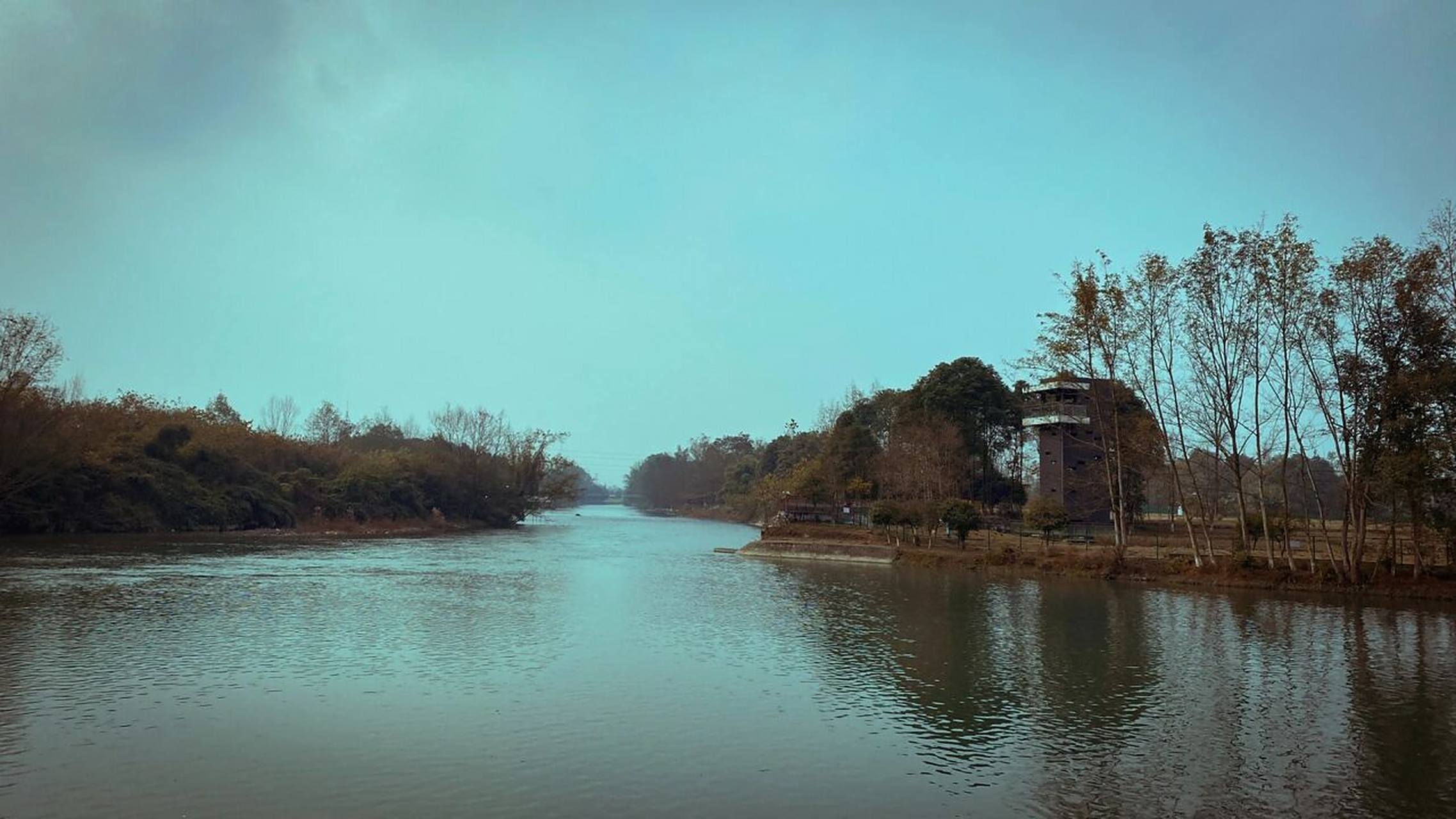 青杠树村aaaa级旅游景区位于郫都区三道堰镇徐堰河和柏河两条中间