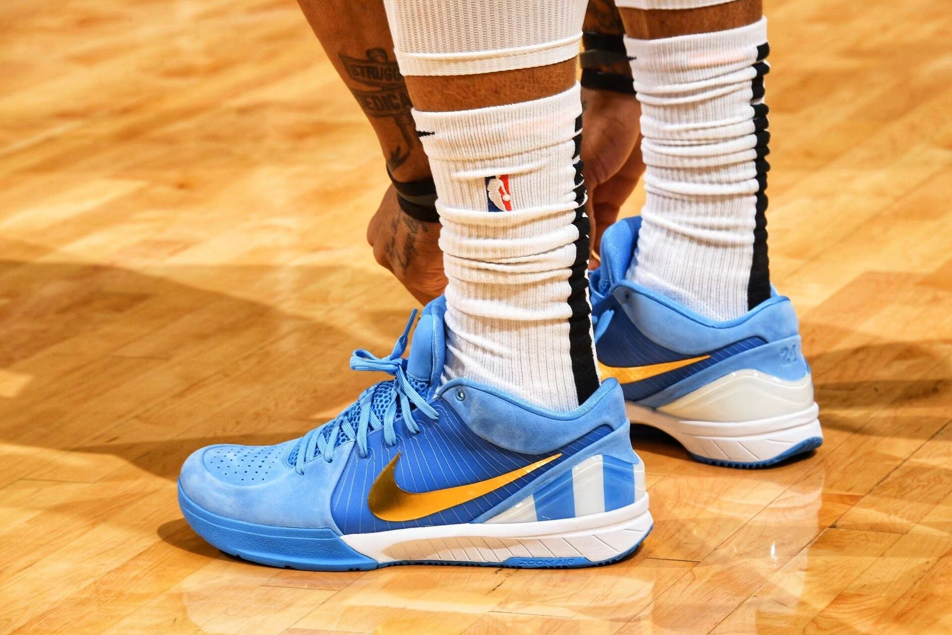 德罗赞上脚kobe 4 protro pe9693 一双以9693为灵感设计的科4