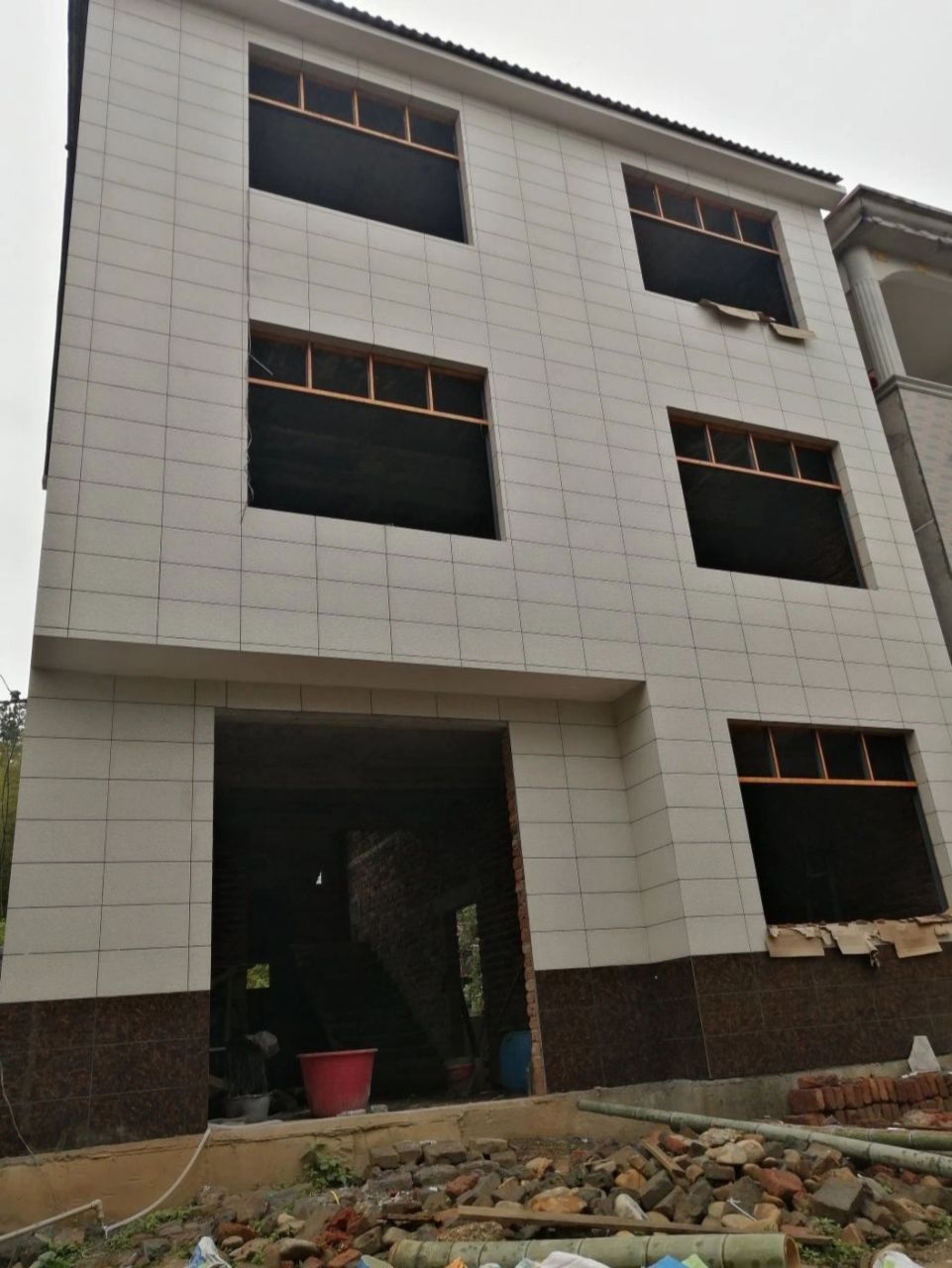 自建房外墙已经装修完成,大家觉得农村自建房外墙是喷砂好还是贴砖好