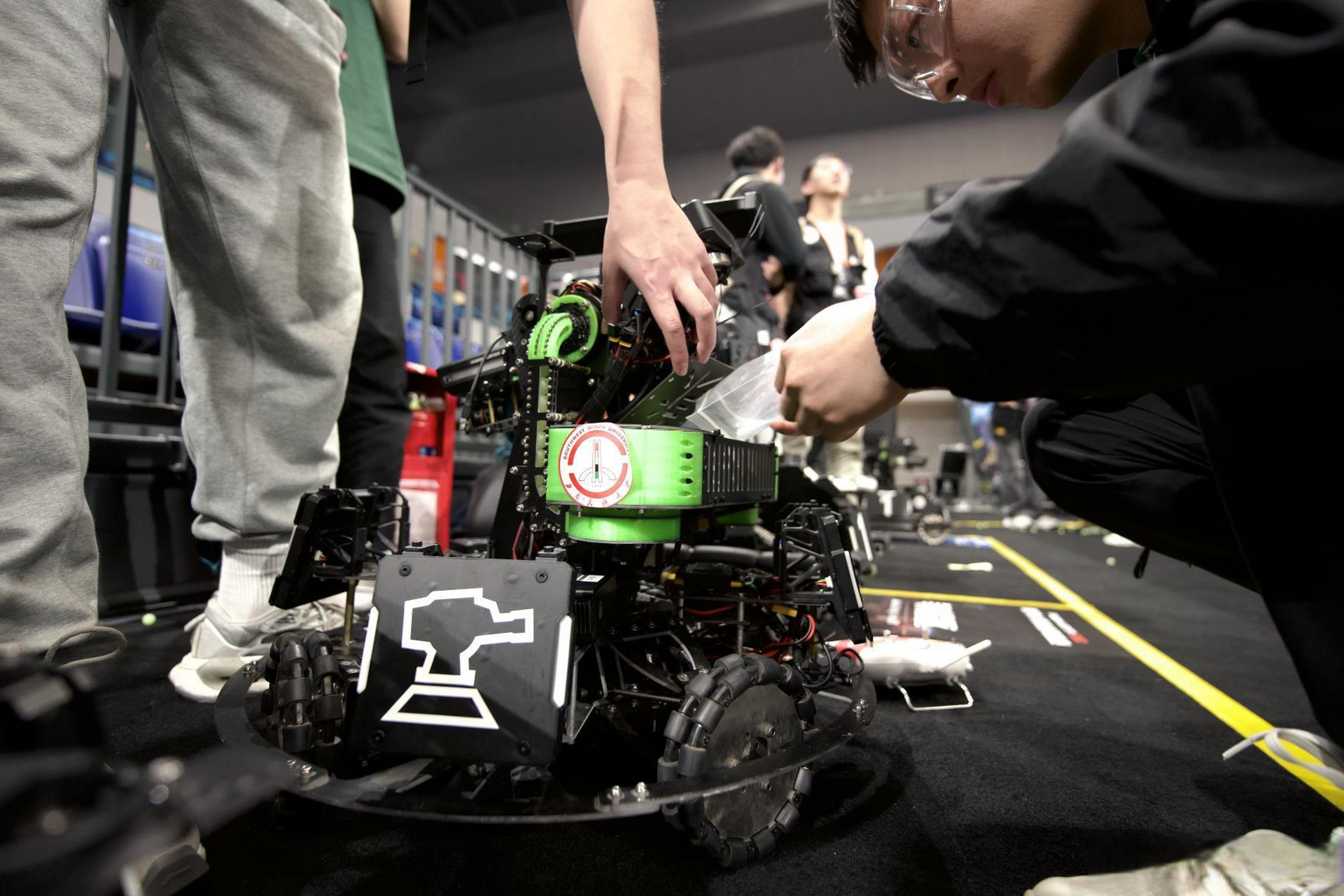 快跟随小薇来一睹选手们的风采吧  #robomaster机甲大师