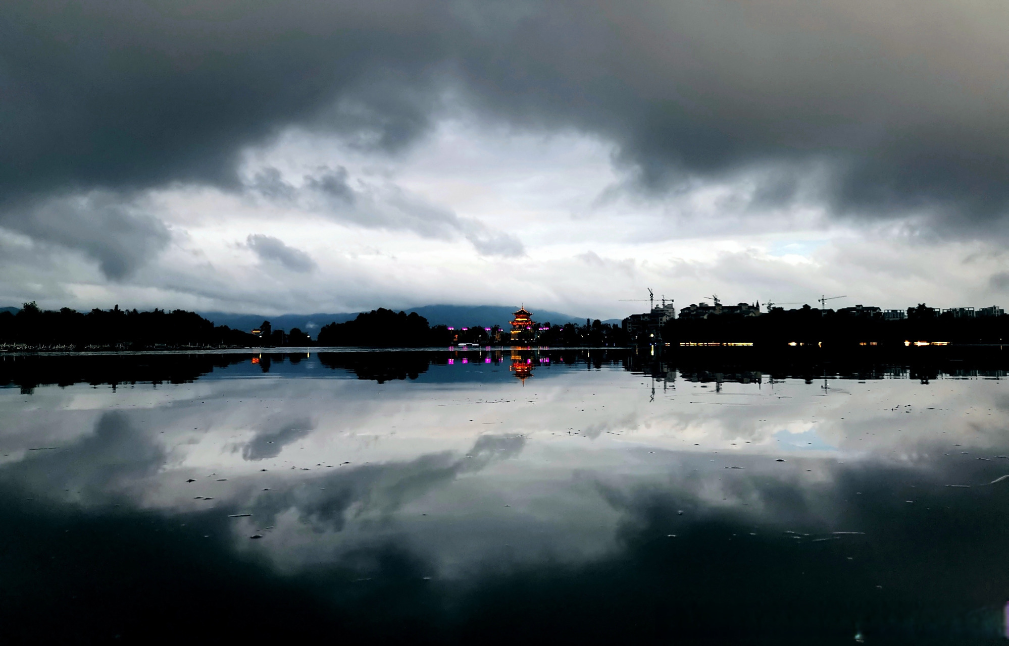 魅力腾冲# 【云南腾冲东湖:晨之清朗,暮之浓酽】东湖位于云南保山
