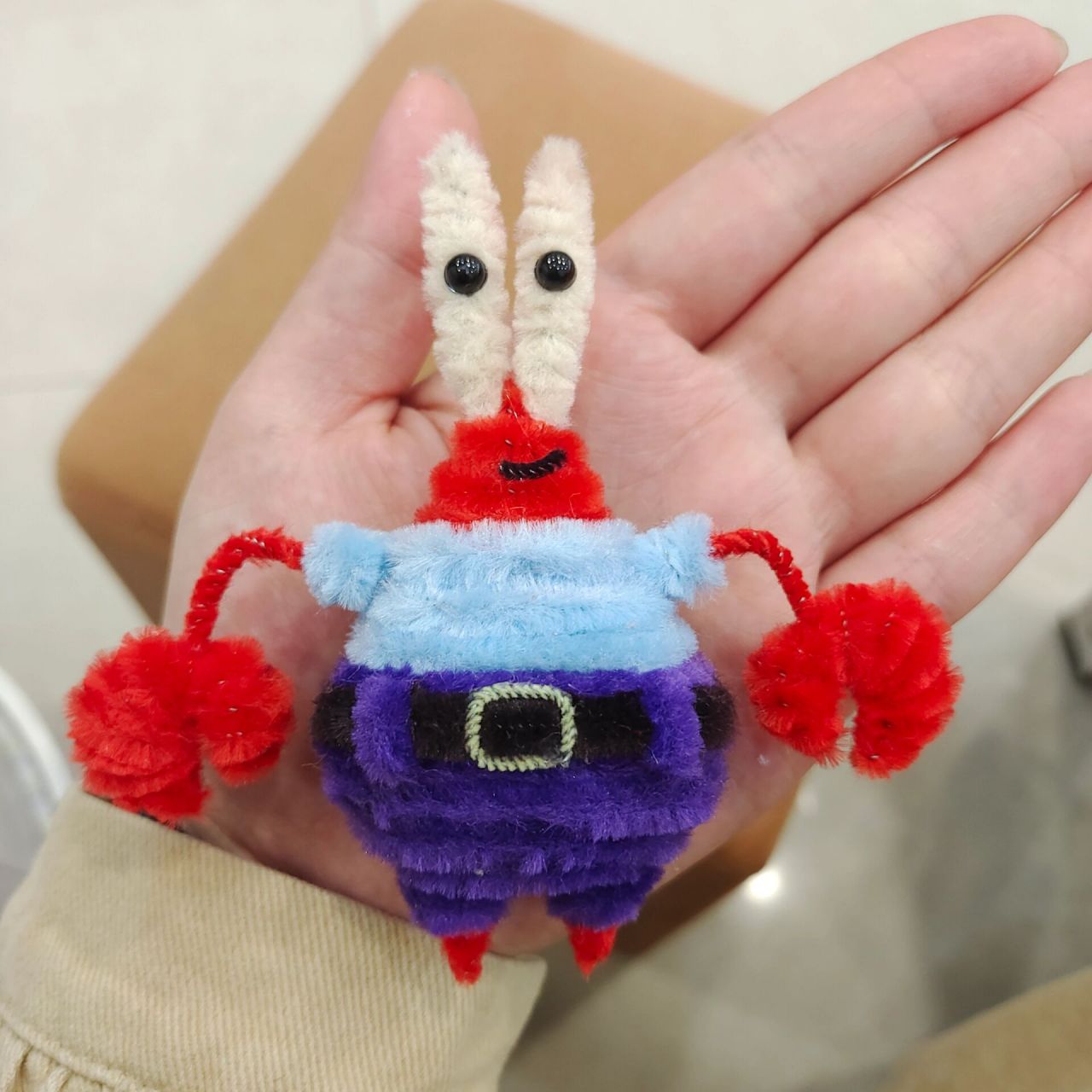 扭扭棒蟹老板 照着图片做的,小小的一只还挺可爱的