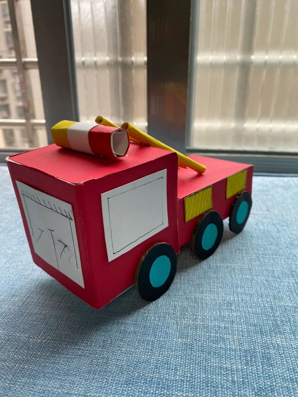 幼儿园手工汽车  119消防车 分享给有需要的人 材料:卡纸,空纸盒,胶水