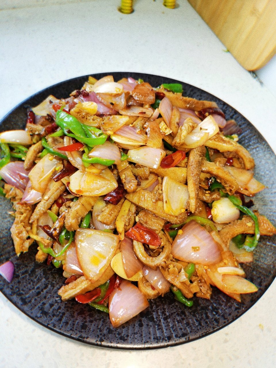 食材: 牛肚. 2.配料: 洋葱,青椒,大蒜,生姜.