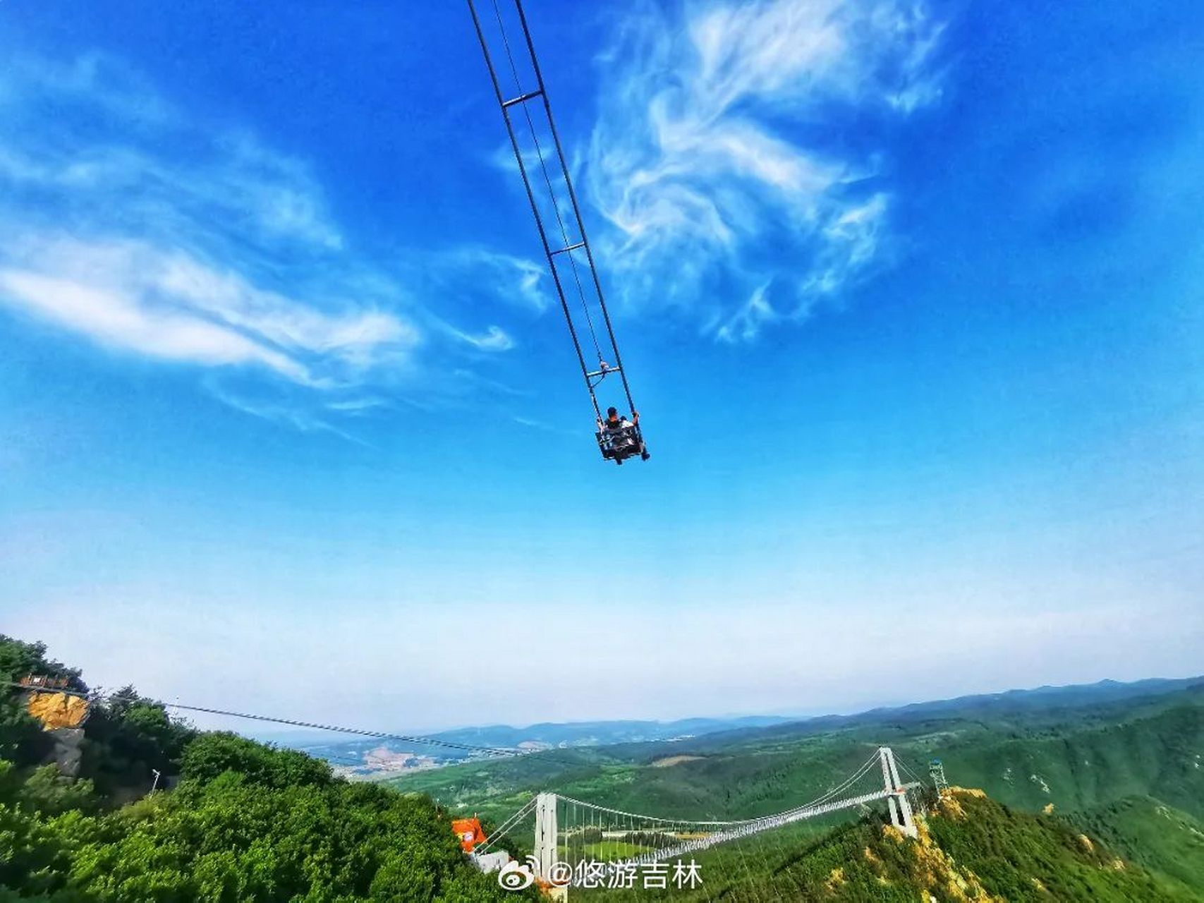 爱在延边,先到龙井 在琵岩山文化旅游风景区,体验高空秋千,玻璃栈道