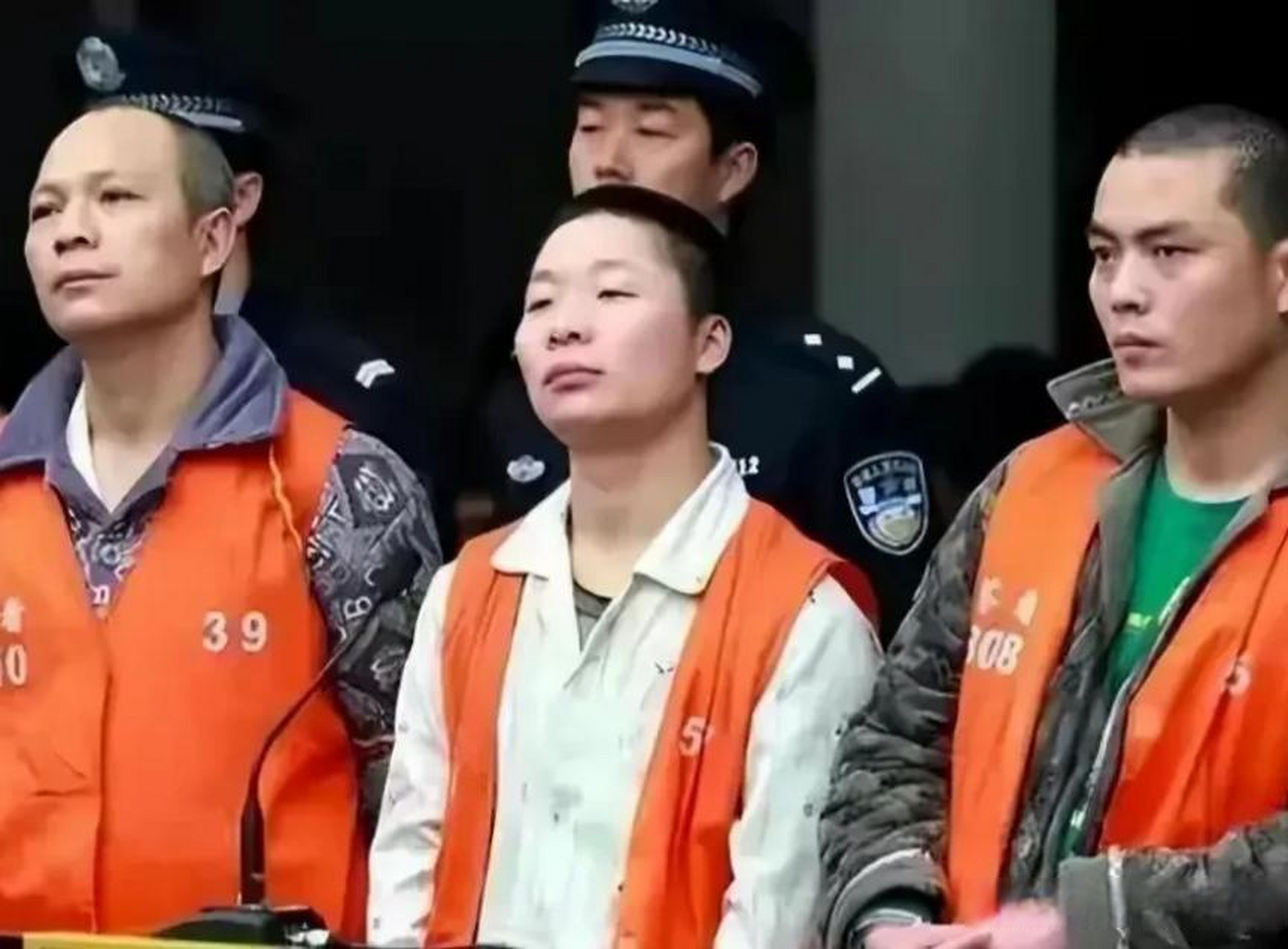 "2010年浙江温州一漂亮女警,开着宝马被三名歹徒盯上,抢劫之后被迫