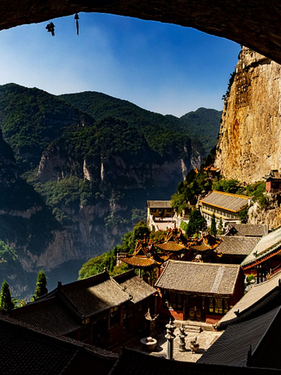 山西晋中绵山:步步有景景景有典 绵山风景名胜区 位于晋中市,跨介休