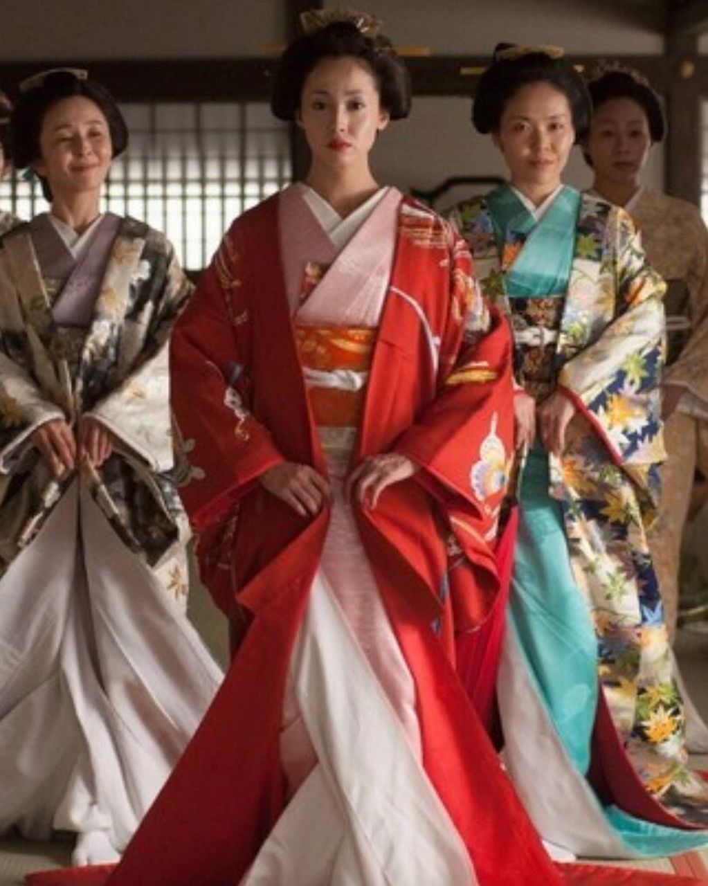 在看到了图1 看电视剧的时候,女官穿的打褂底下的和服的下摆也往外翻