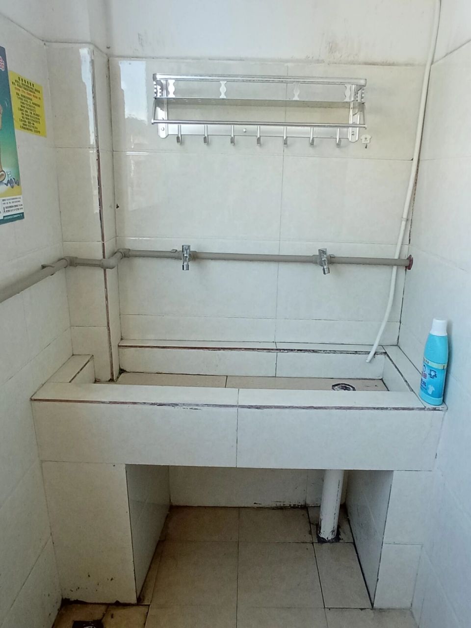 河池学院宿舍 河池学院部分宿舍是这样的~有空调,8人间,两个厕所,两个