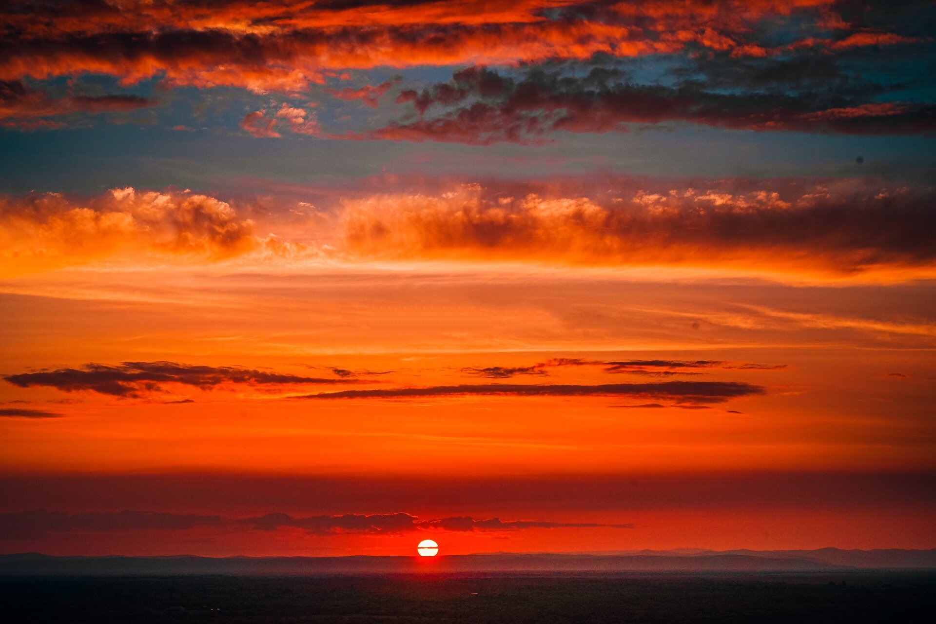 呼伦贝尔-黑山头 晚上8点抵达黑山头,我们爬到较高的山头拍摄落日光影