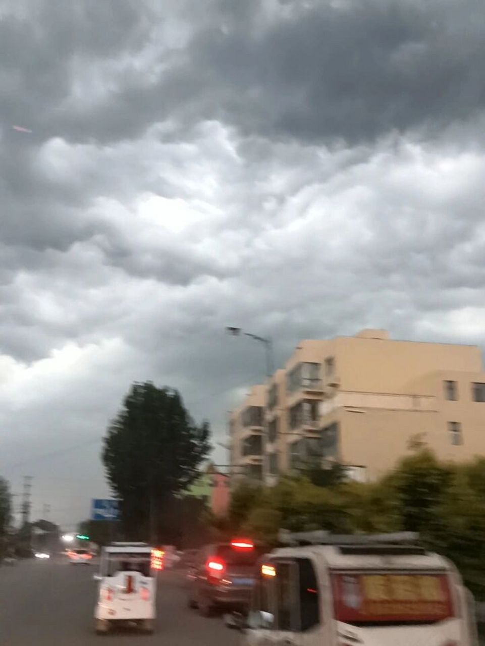今天晚上霸州市天气暴风雨,惊现"ufo",外星人科技制造飞碟云看看帮助
