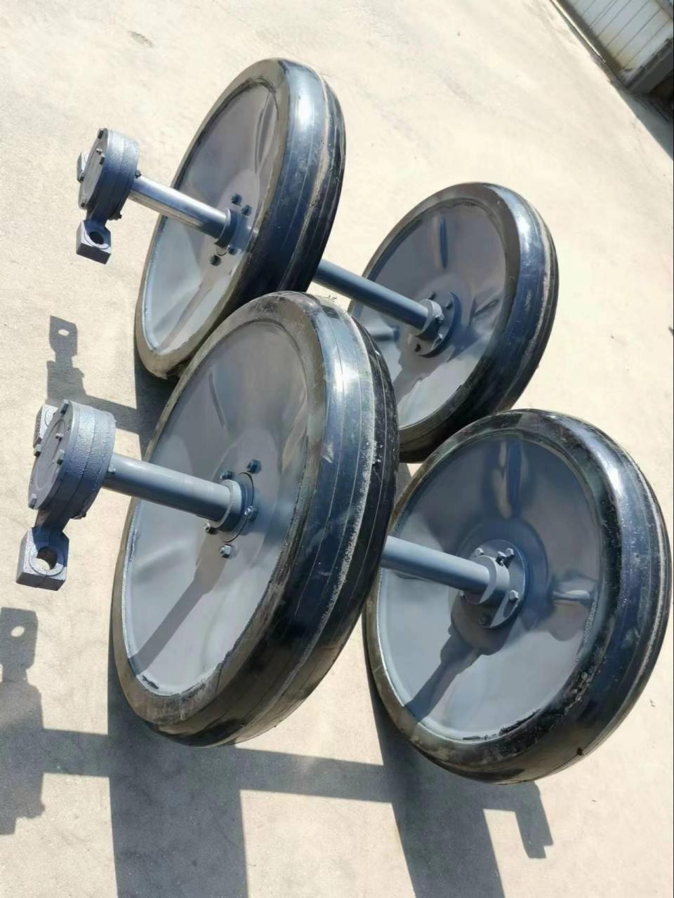 输送带橡胶压带轮 输送机转弯滚筒 皮带压轮 大倾角带压带轮