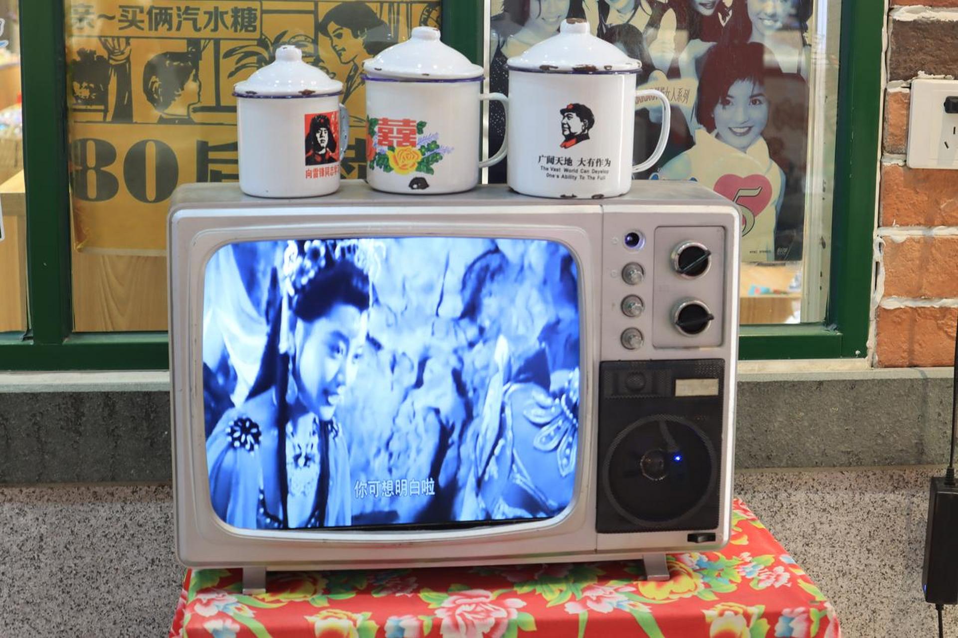 能放《西游记》的黑白电视,能装水的军用水壶,笸箩,脚踏缝纫机,卖雪糕