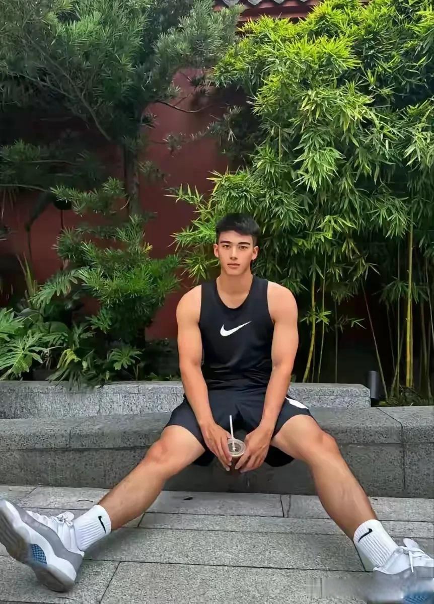 小哥哥 大帅哥一个男人 阳光潇洒大男孩 十八高冷大帅哥 篮球体育生