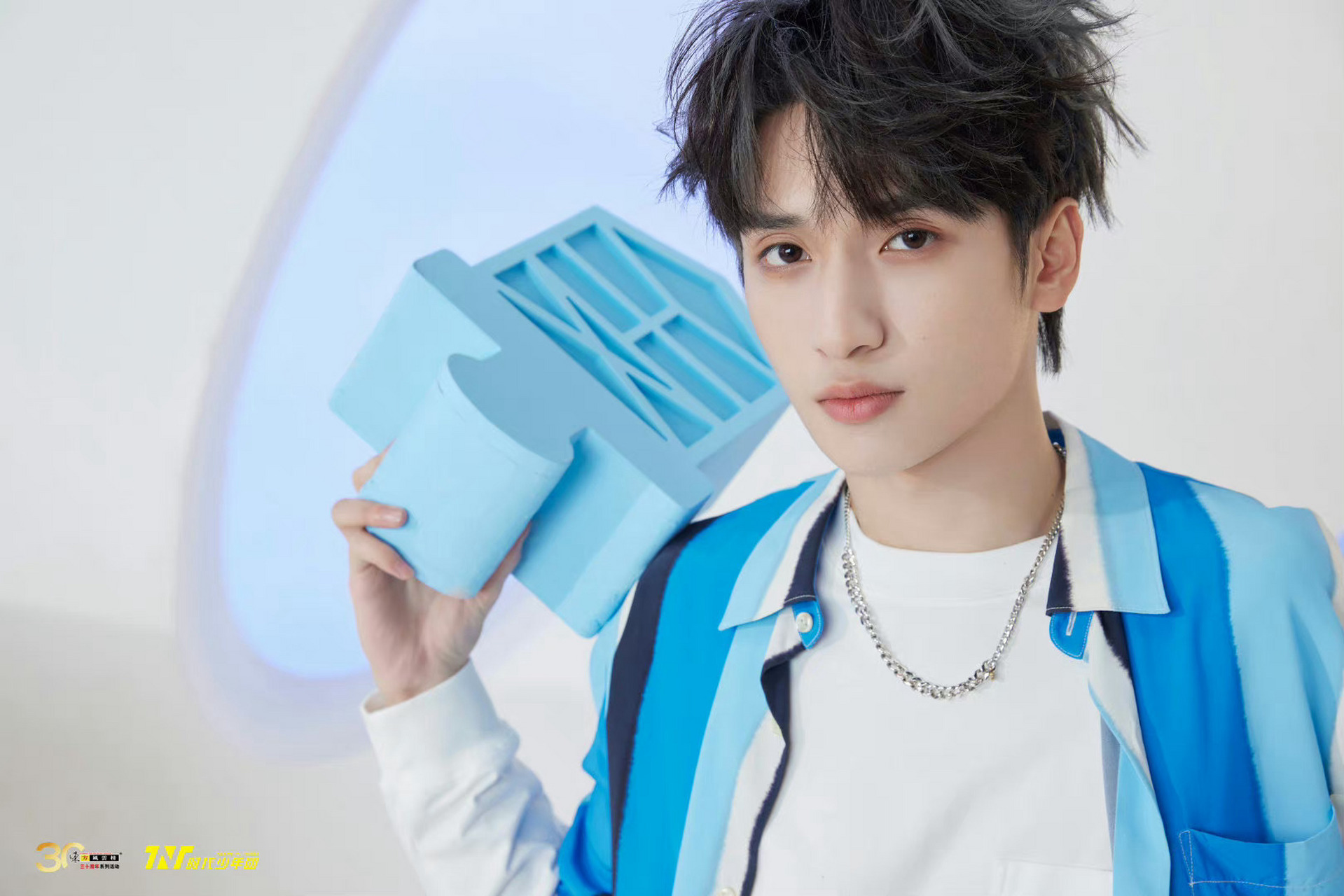 严浩翔蓝色衬衣#  严浩翔蓝色衬衣造型 好清爽!海边的活力男大