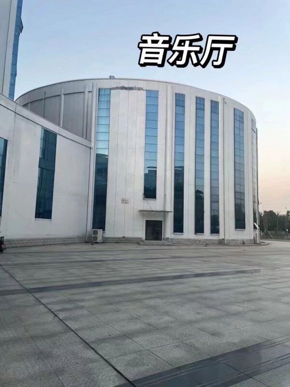 江汉艺术职业学院 这是我们学校的旧校区!有2个食堂!