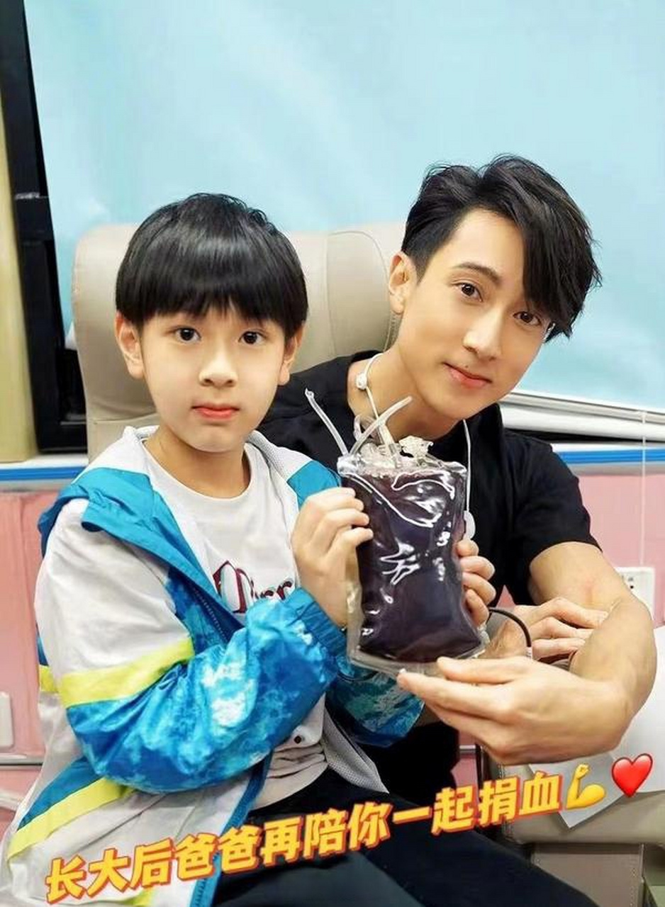 吴尊的儿子max长大了,越来越像吴尊了,再过几年也是小鲜肉一枚.