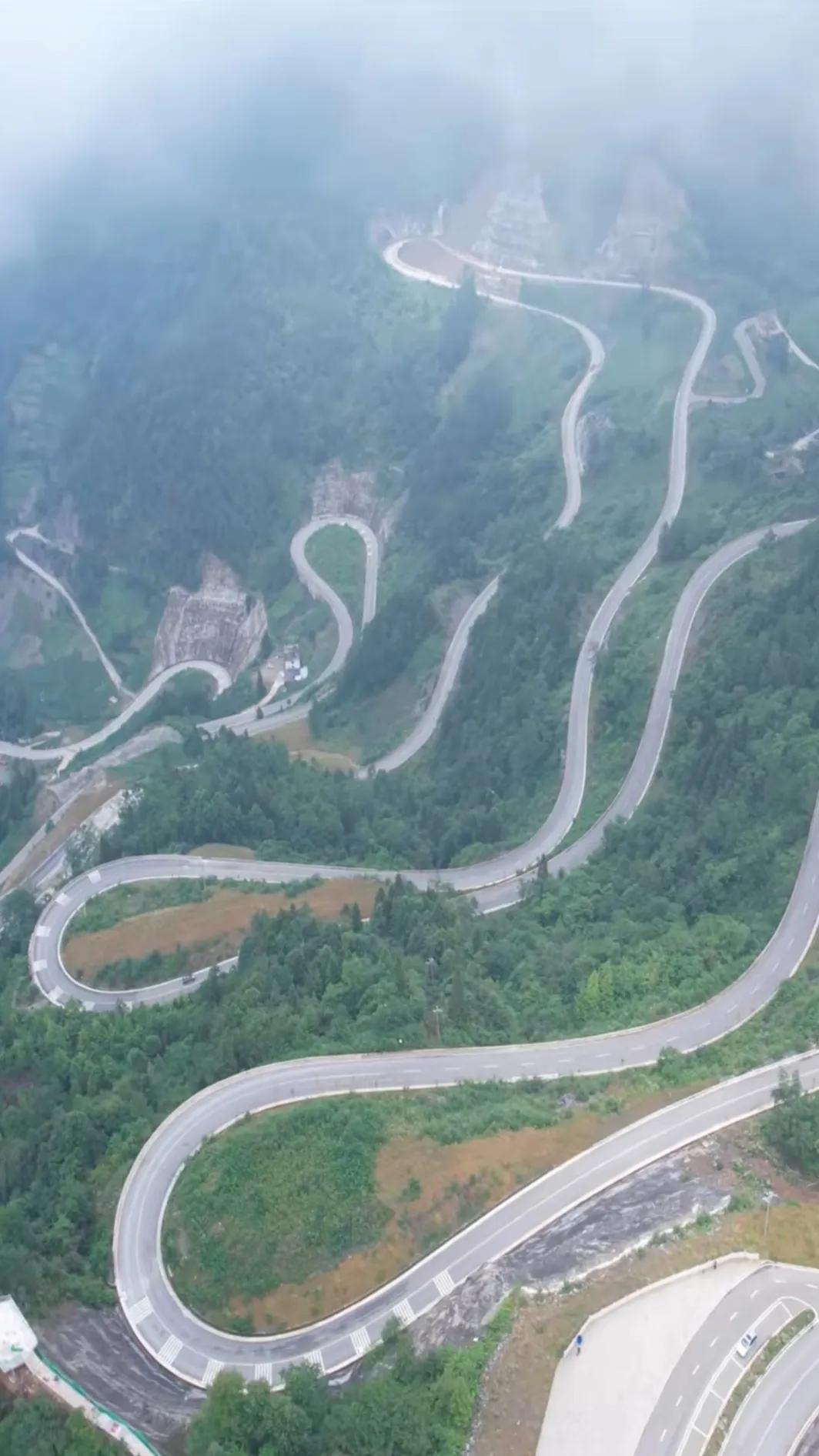 上联:弯弯绕绕山中走