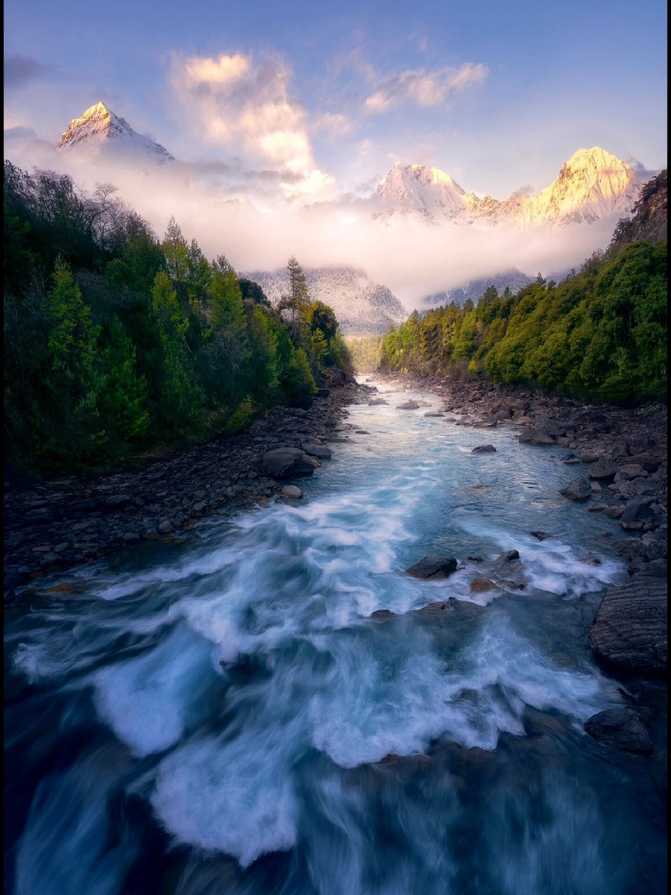 奔流向雪山的帕隆藏布江 拍摄于西藏波密县,清晨时分,帕隆藏布蓝绿色