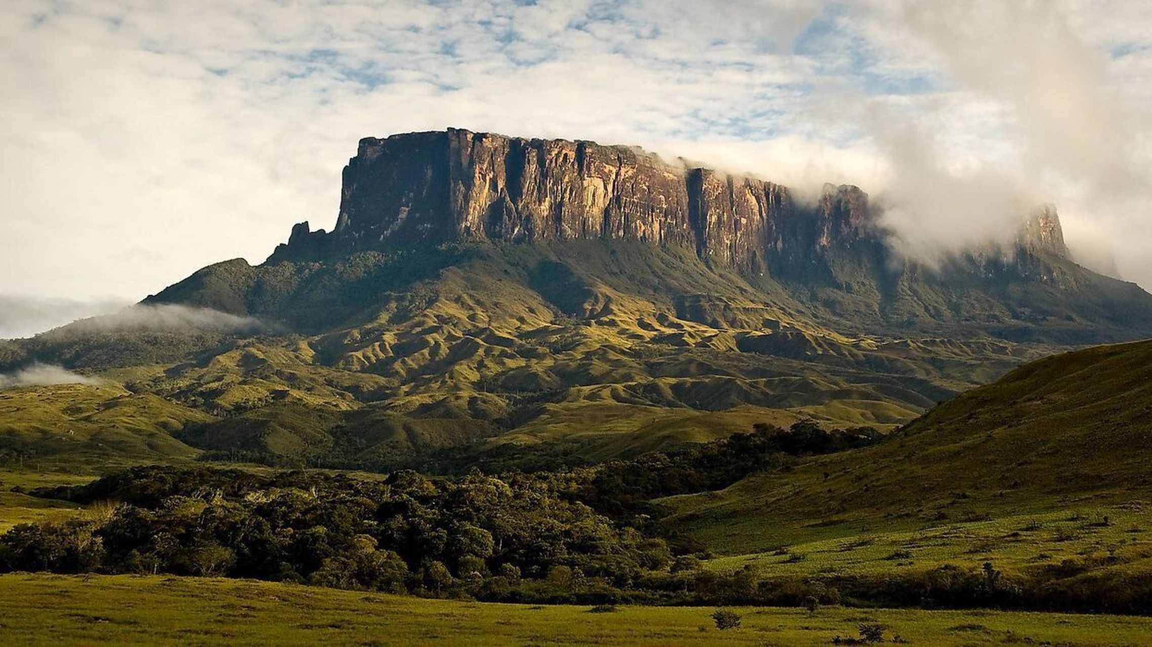 横跨南美洲三国的罗赖马山 罗赖马山是南美洲北部帕卡赖马山脉的最高